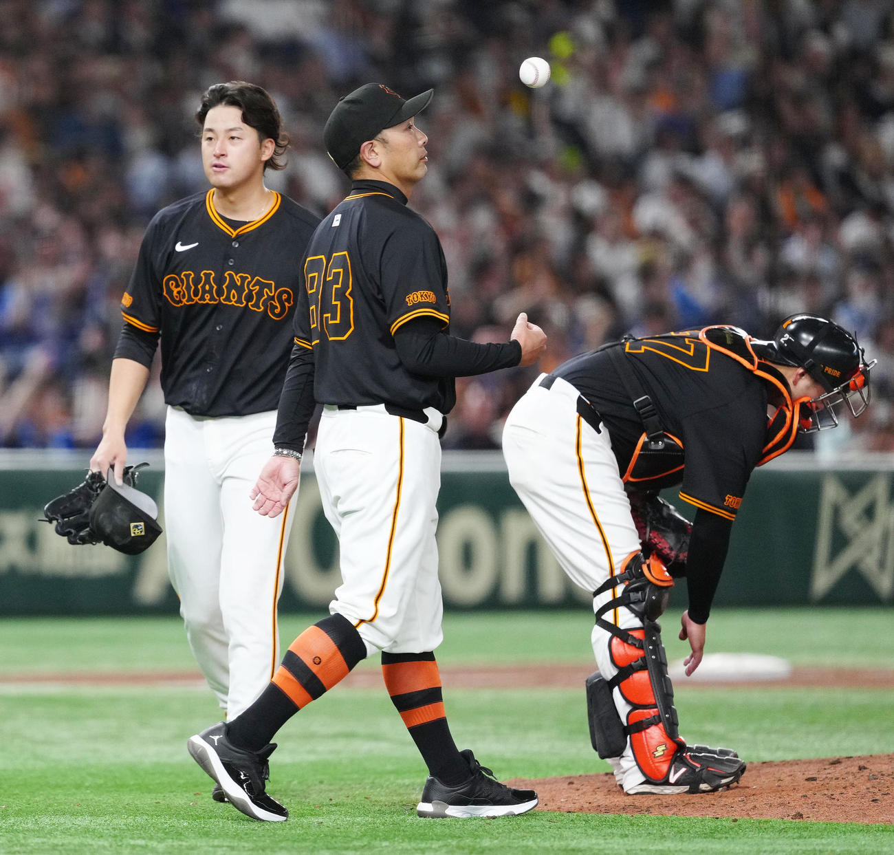 巨人対中日　6回表、巨人先発の堀田（左）を降板させ、マウンドに向かう阿部監督（撮影・江口和貴）