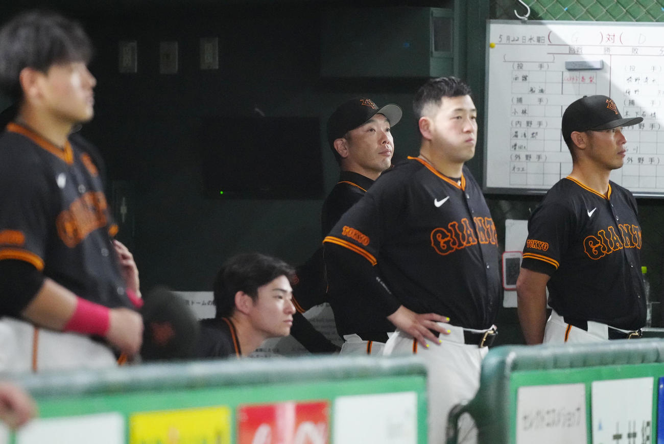 巨人対中日　9回裏巨人2死、代打オコエが空振り三振に倒れ試合終了となり、ベンチで厳しい表情の阿部監督（右から3人目）（撮影・江口和貴）