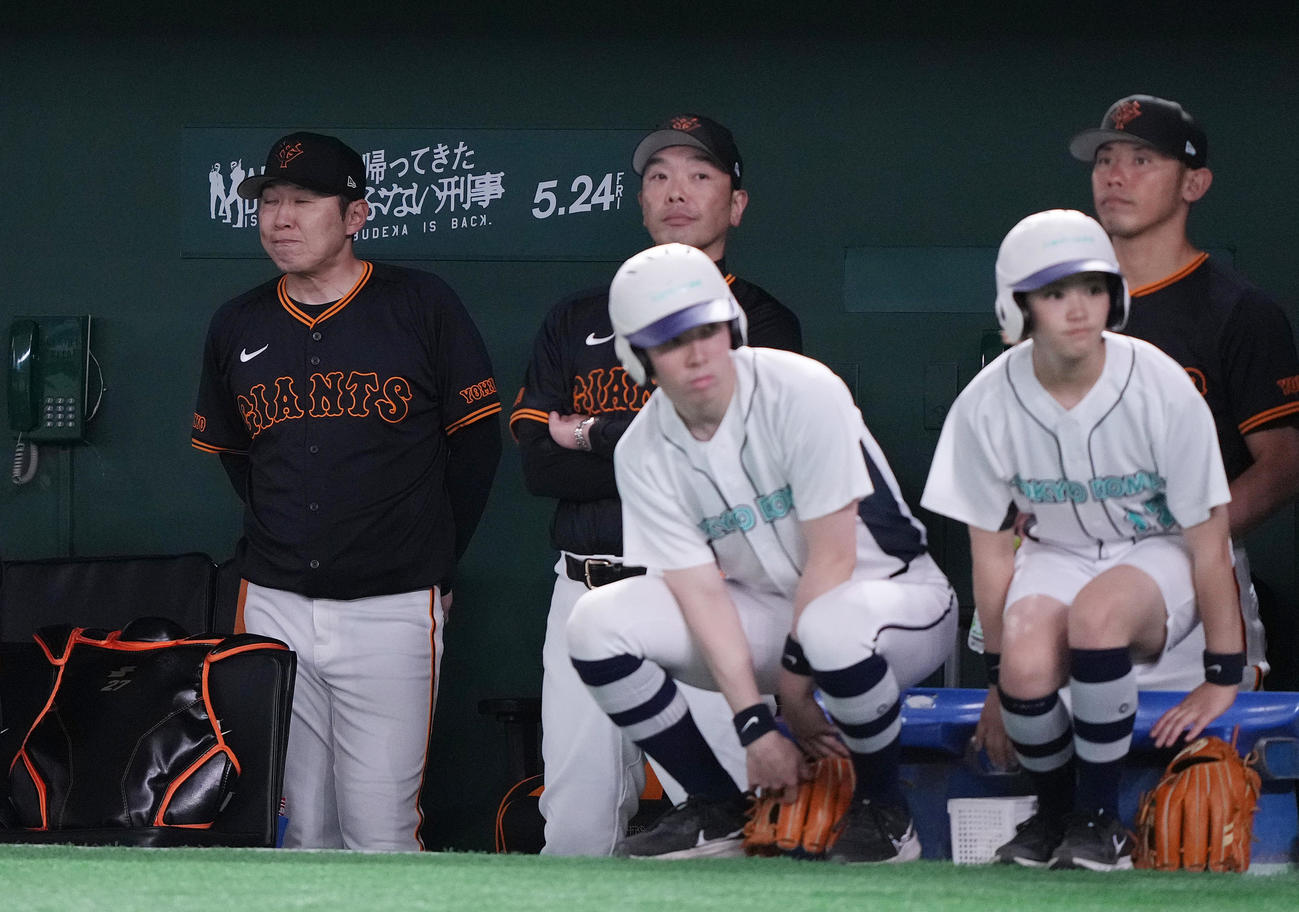 巨人対中日　中日に敗れ、ぼうぜんとする巨人阿部監督（中央）（撮影・鈴木みどり）