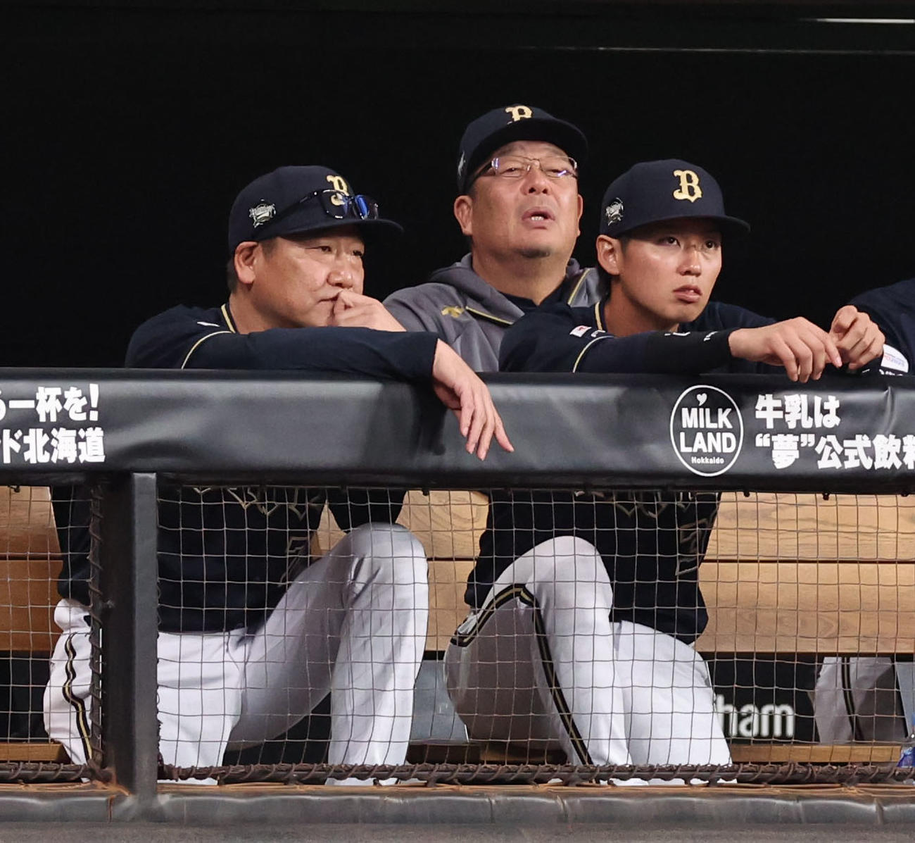 日本ハム対オリックス　7回裏日本ハム1死一、二塁、万波に左前適時打を打たれベンチで険しい表情の中嶋監督（左）（撮影・佐藤翔太）