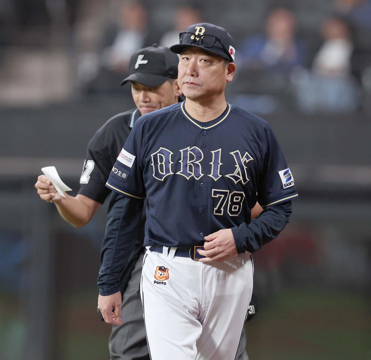 日本ハム対オリックス　投手交代を告げる中嶋監督（撮影・黒川智章）