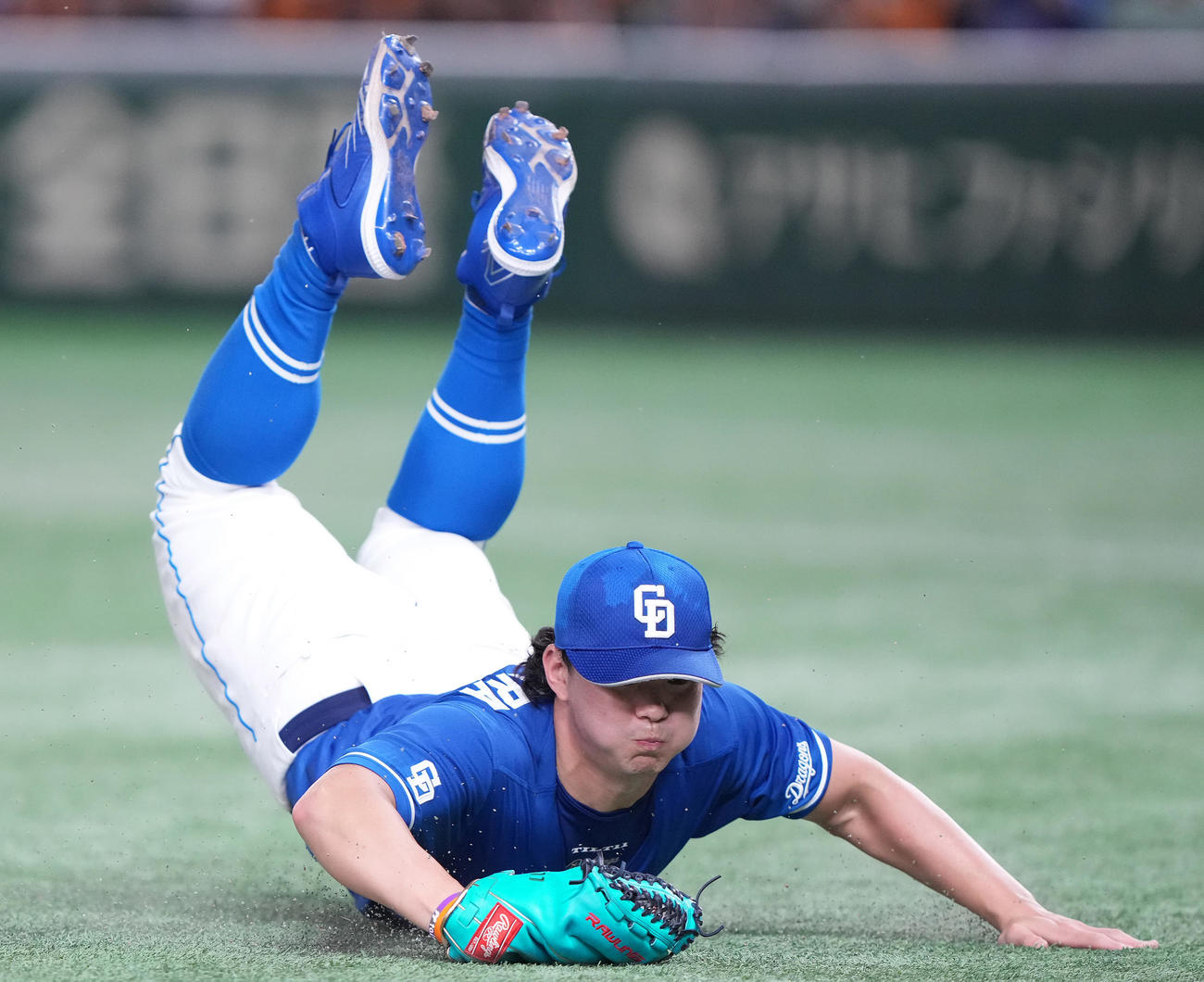 巨人対中日　5回裏巨人無死一塁、吉川のバント飛球を好捕する小笠原（撮影・鈴木みどり）