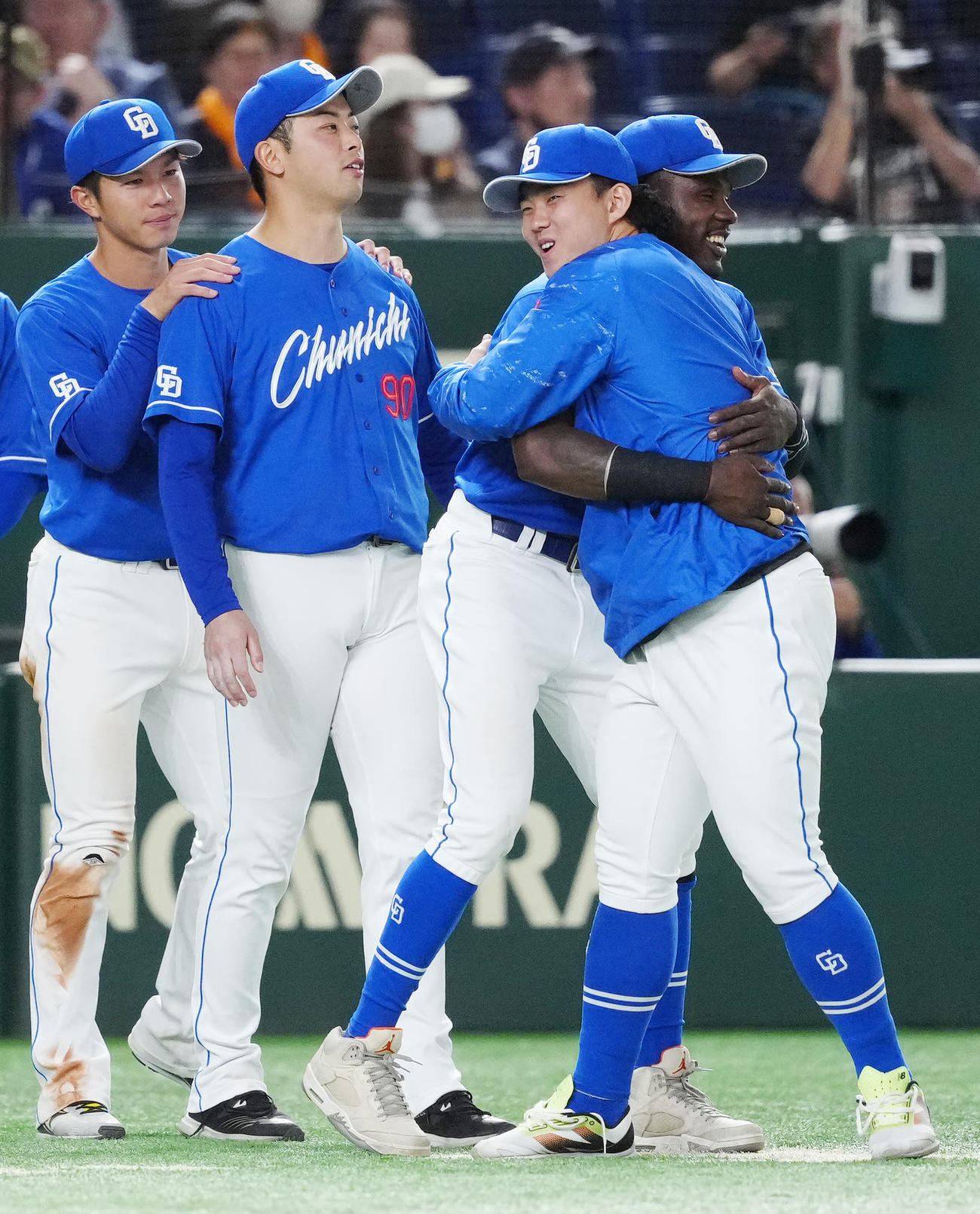 巨人対中日　試合後、中日カリステ（中央右）と抱き合い、勝利を喜ぶ小笠原（撮影・江口和貴）