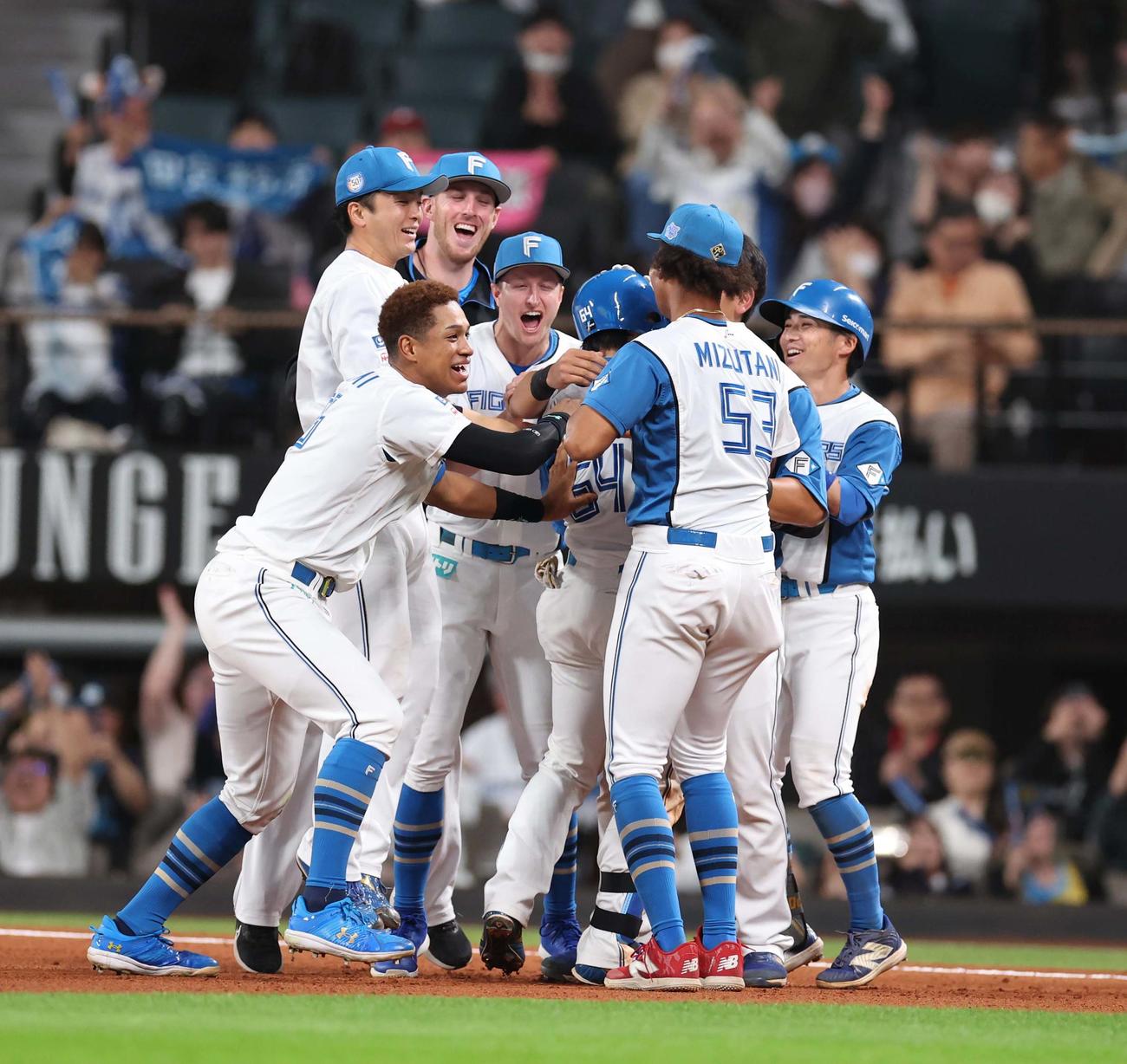 日本ハム対オリックス　10回裏日本ハム無死三塁、サヨナラ左犠飛を放った田宮（中央）はナインにもみくちゃにされる（撮影・黒川智章）