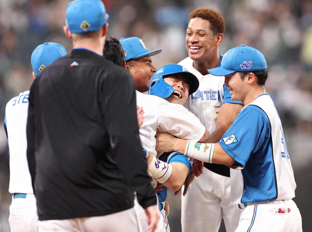 日本ハム対オリックス　10回裏日本ハム無死三塁、田宮（中央）はサヨナラ左犠飛を放ちナインに祝福される（撮影・佐藤翔太）