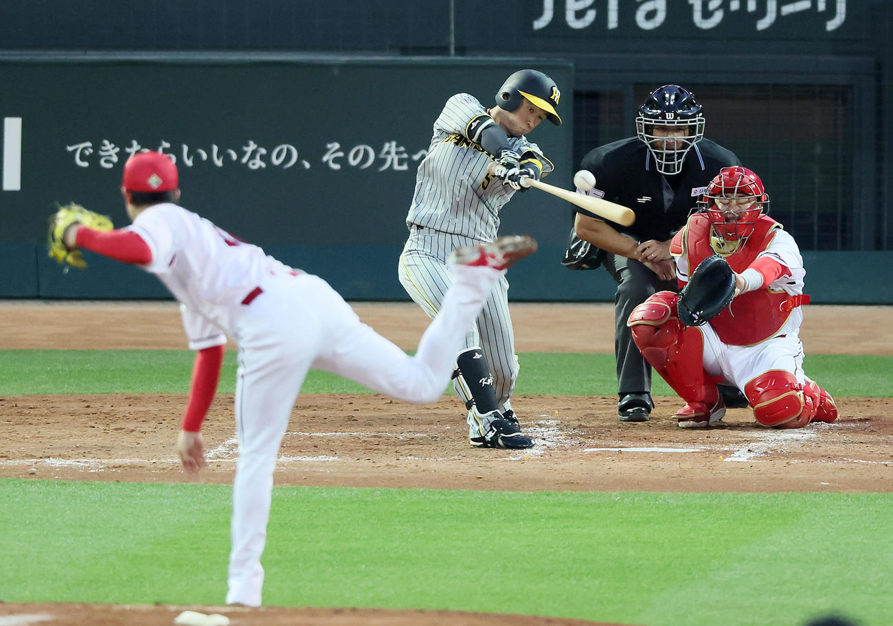 広島対阪神　5回表阪神無死、近本は中前打を放つ。投手は森下（撮影・加藤哉）