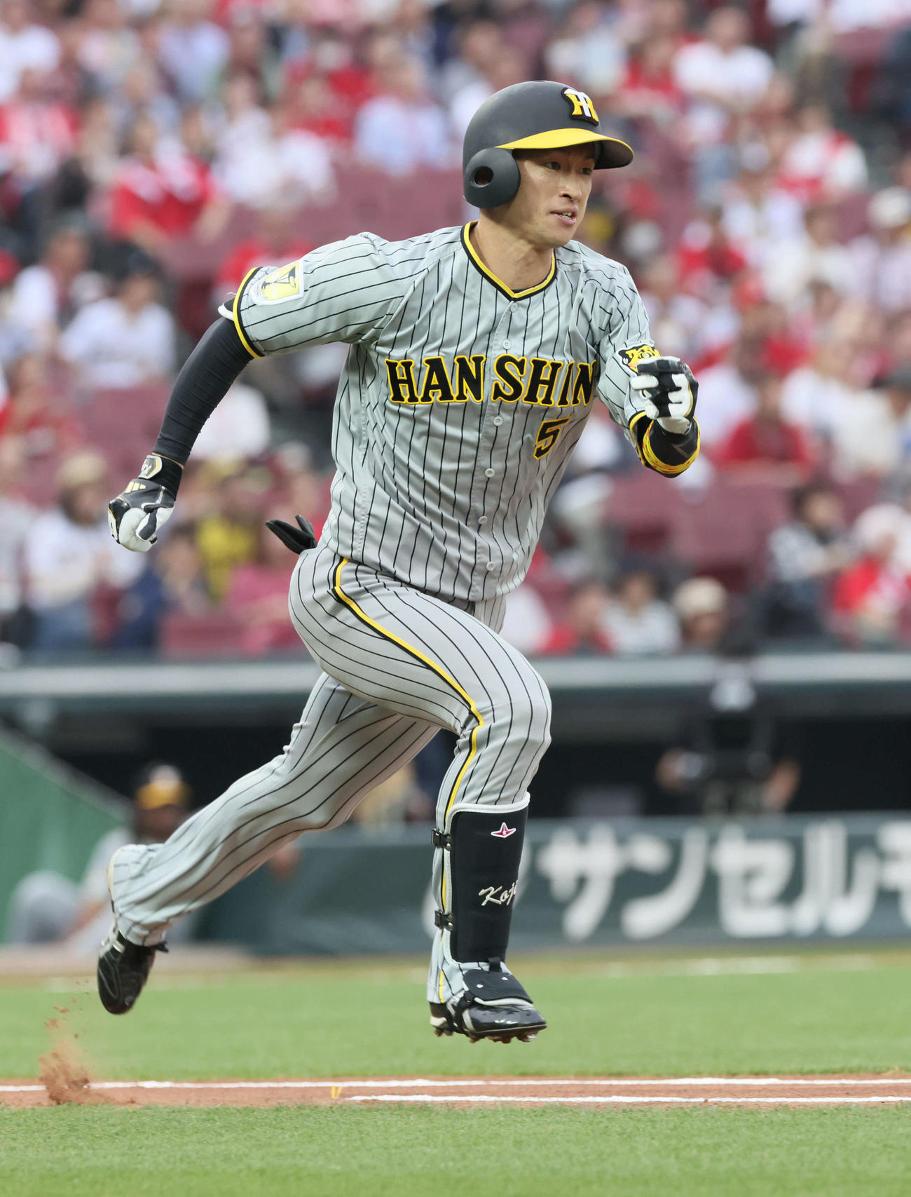 広島対阪神　1回表阪神無死、近本は右二塁打を放つ（撮影・加藤孝規）