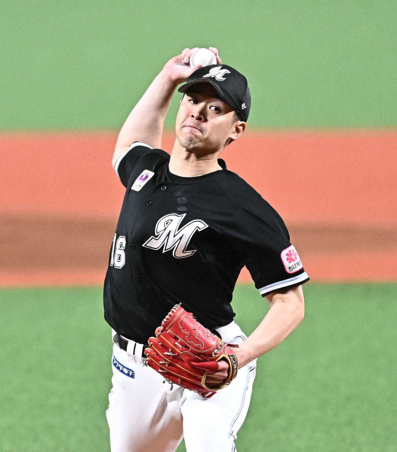 西武対ロッテ　力投するロッテ先発の種市（撮影・滝沢徹郎）