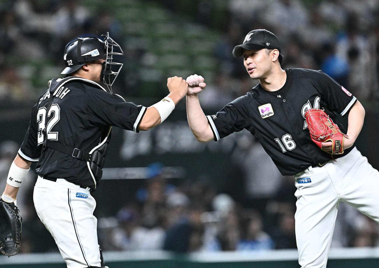 西武対ロッテ　完投勝利したロッテ種市（右）は佐藤とグータッチする（撮影・滝沢徹郎）