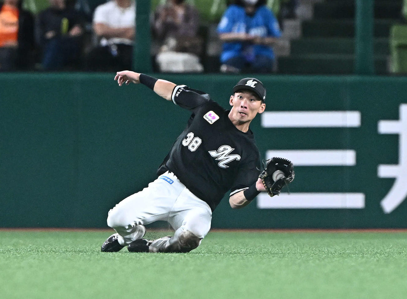 西武対ロッテ　8回裏西武1死、源田の中飛を好捕する高部（撮影・滝沢徹郎）