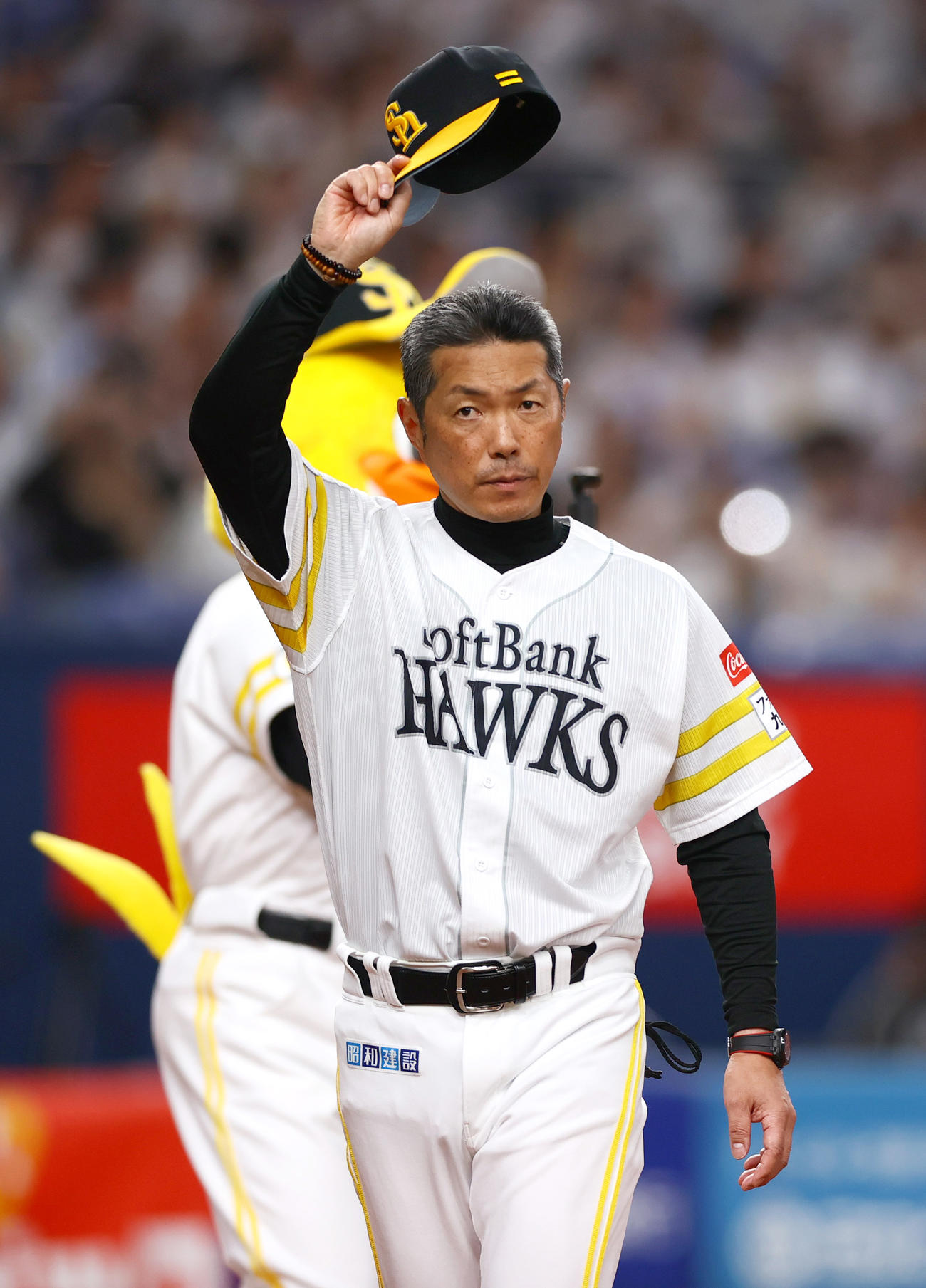 ソフトバンク対楽天　楽天に勝利しスタンドのファンにあいさつするソフトバンク小久保監督（撮影・上山淳一）