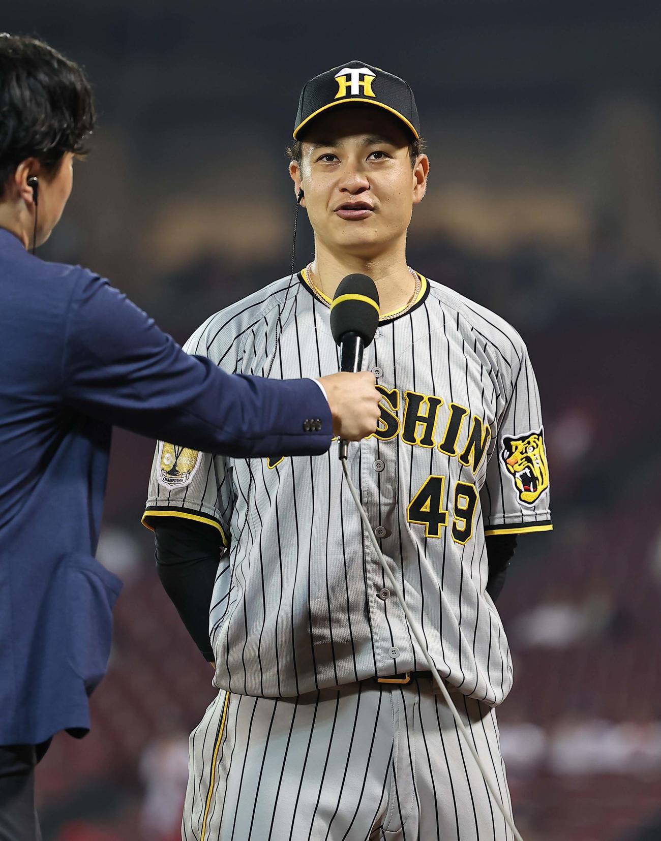 広島対阪神　4勝目をあげた大竹はヒーローインタビューに答える（撮影・上田博志）
