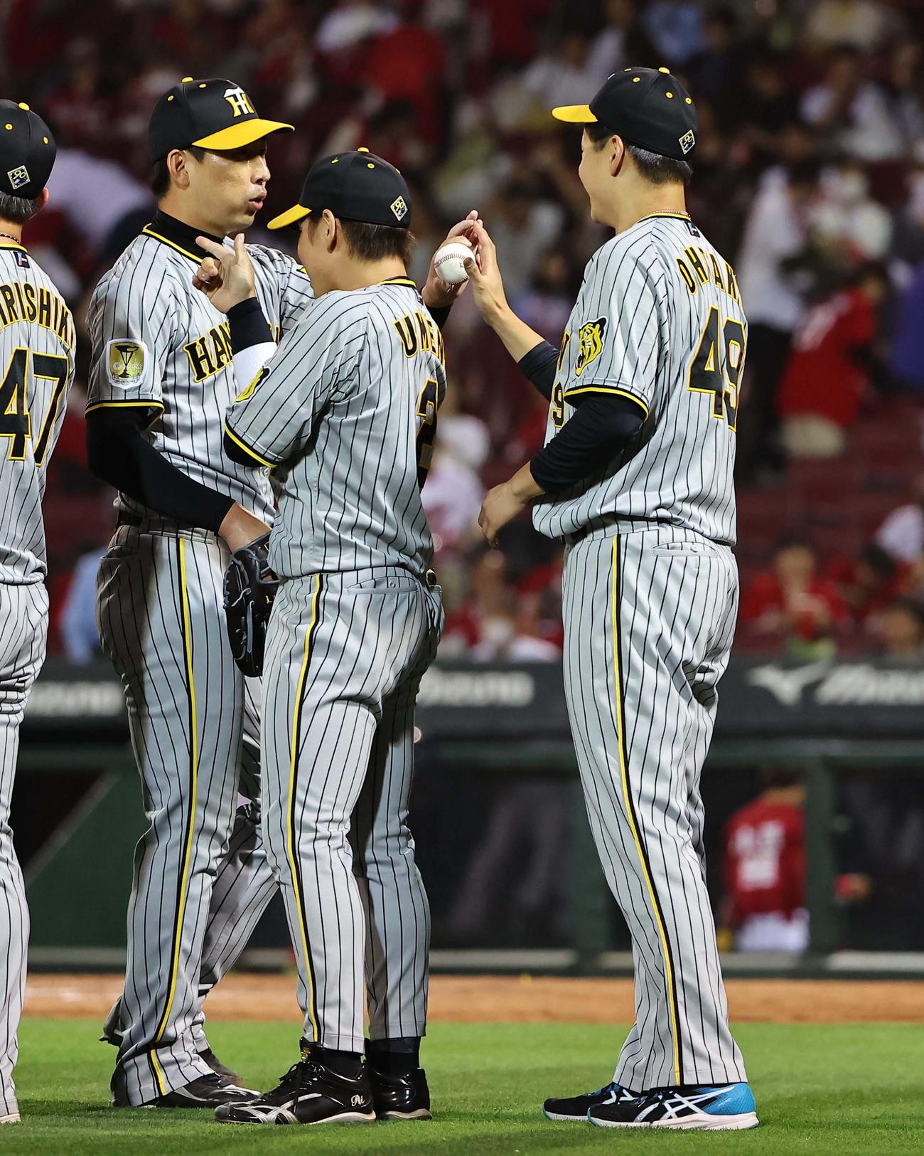 広島対阪神　4勝目をあげた大竹（右）に勝利球を手渡す岩崎（撮影・上田博志）