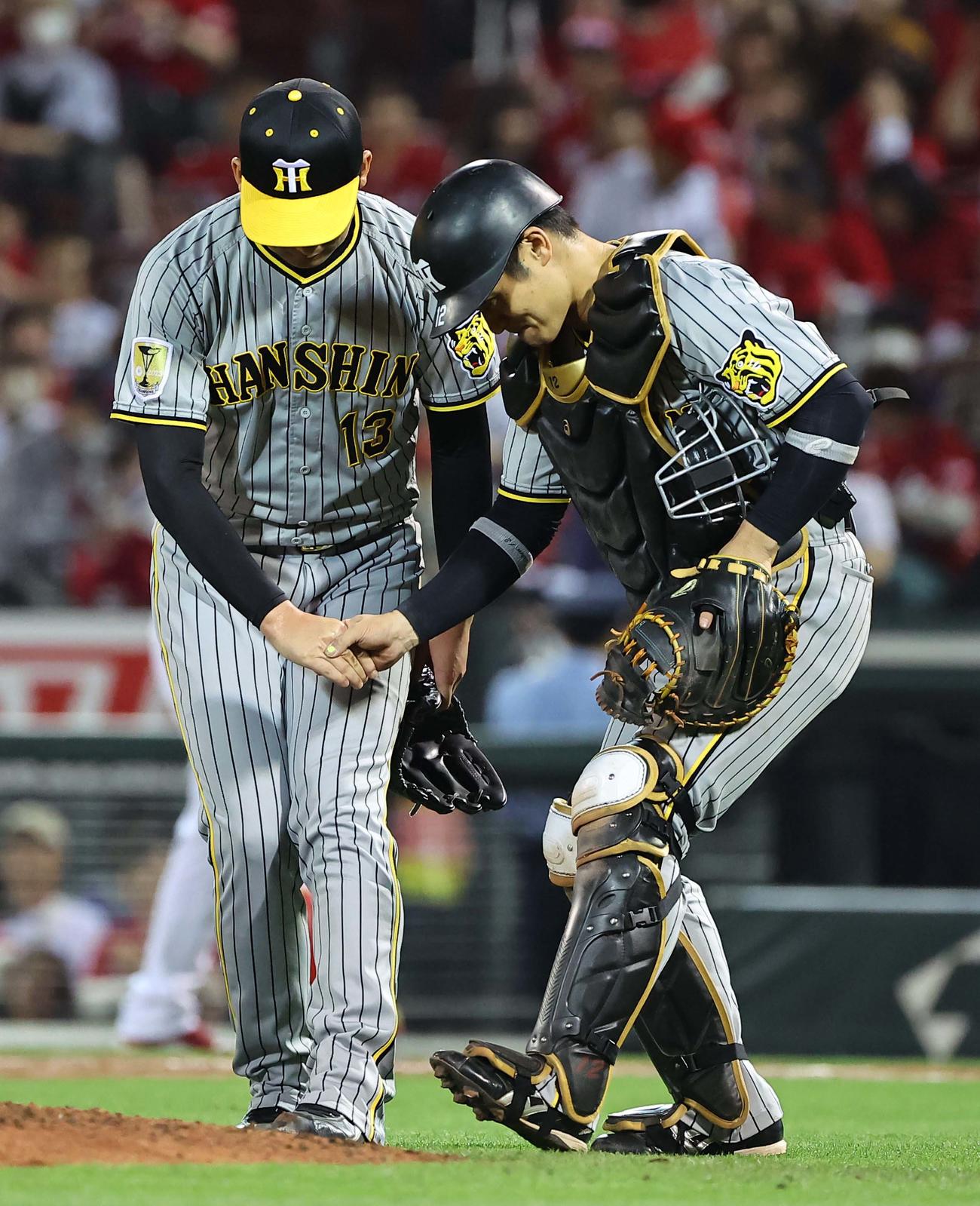 広島対阪神　広島に勝利し坂本（右）と握手を交わす岩崎（撮影・上田博志）