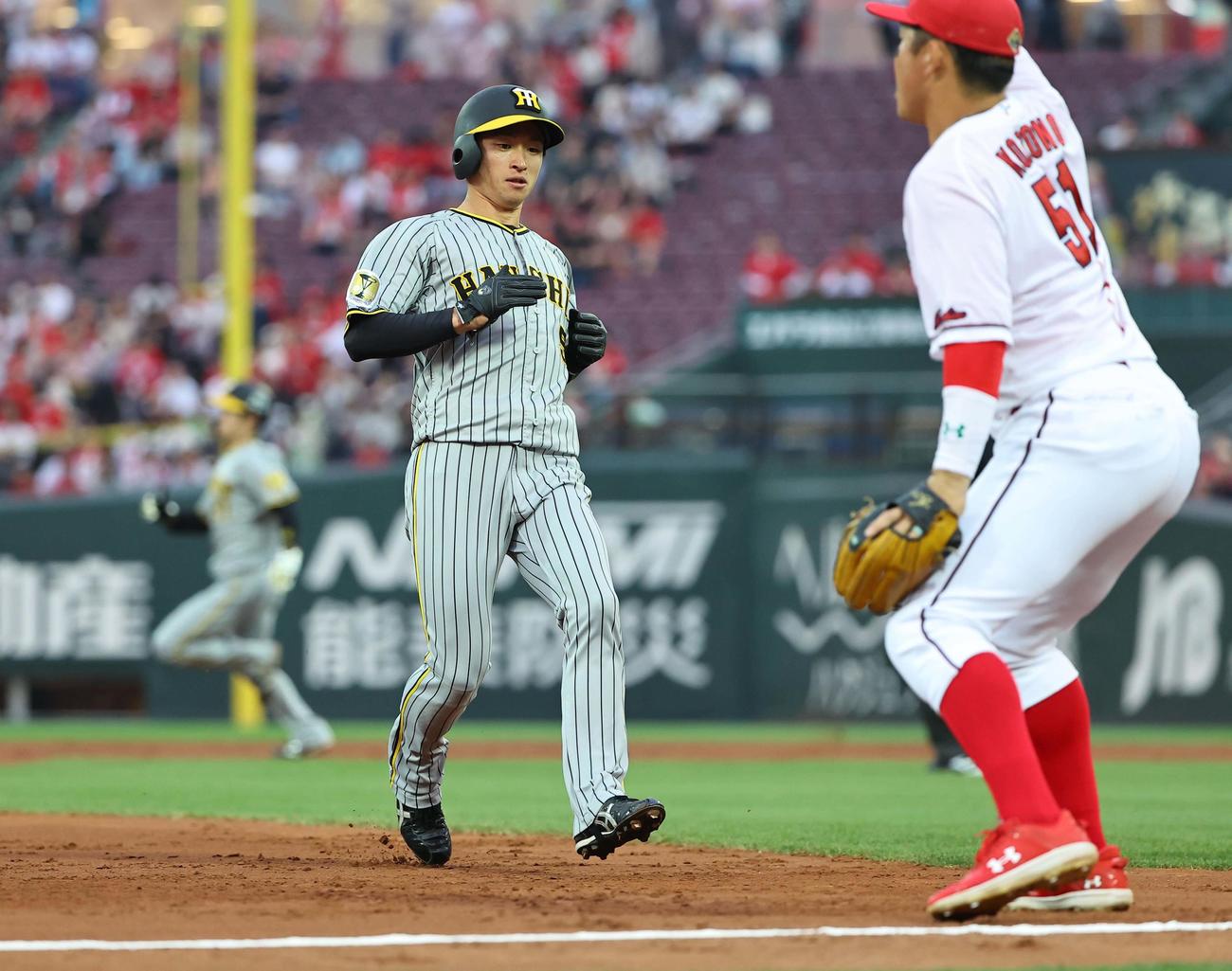 広島対阪神　3回表阪神無死一、二塁、森下の中飛で近本（中央）と中野（左）が進塁する（撮影・上田博志）