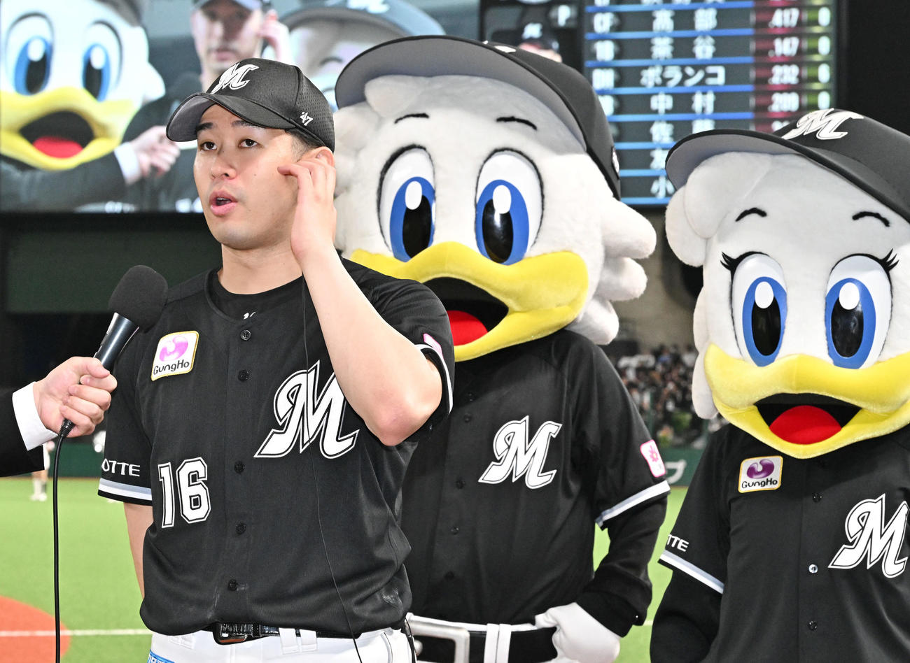 西武対ロッテ　完投勝利しヒーローインタビューを受けるロッテ種市（撮影・滝沢徹郎）