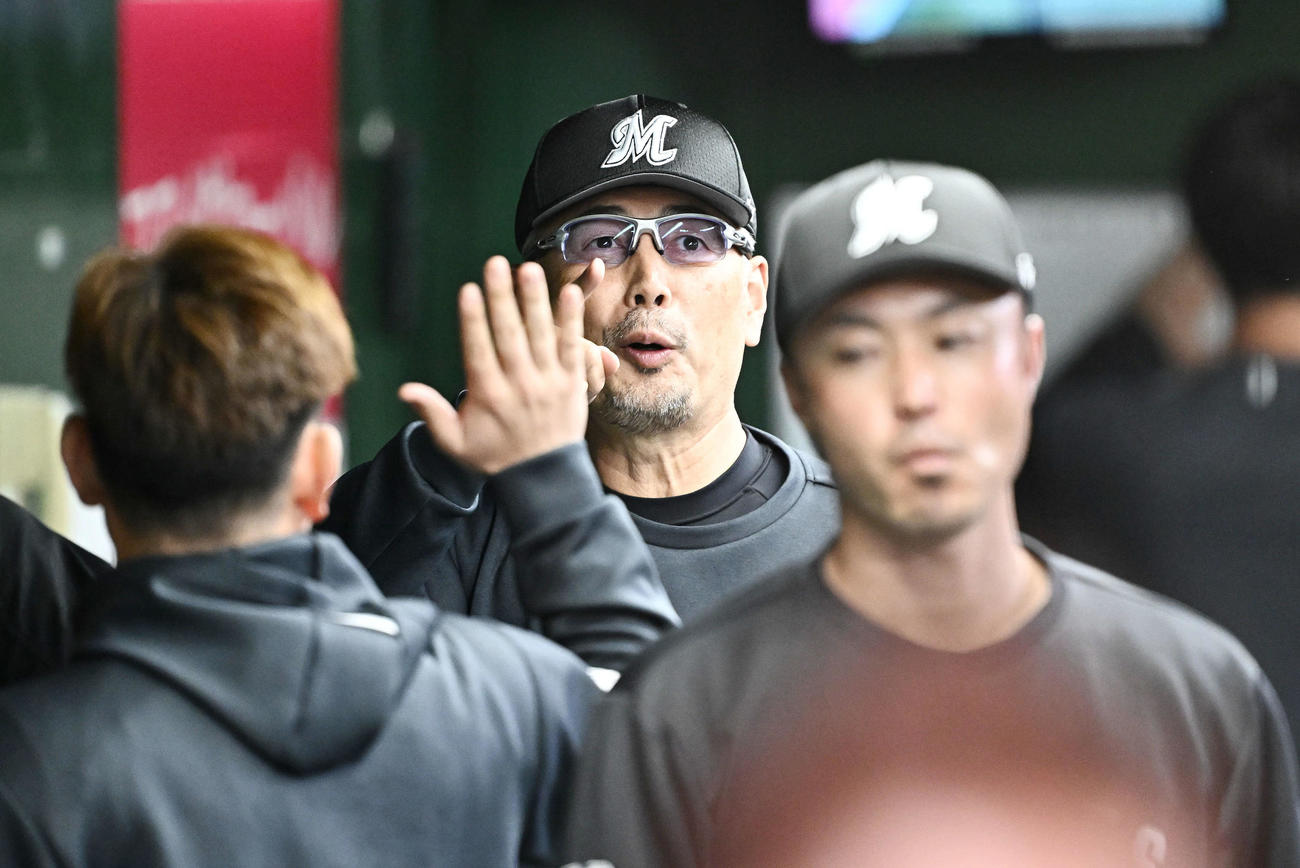 西武対ロッテ　試合後、笑顔のロッテ吉井監督（中央）（撮影・滝沢徹郎）