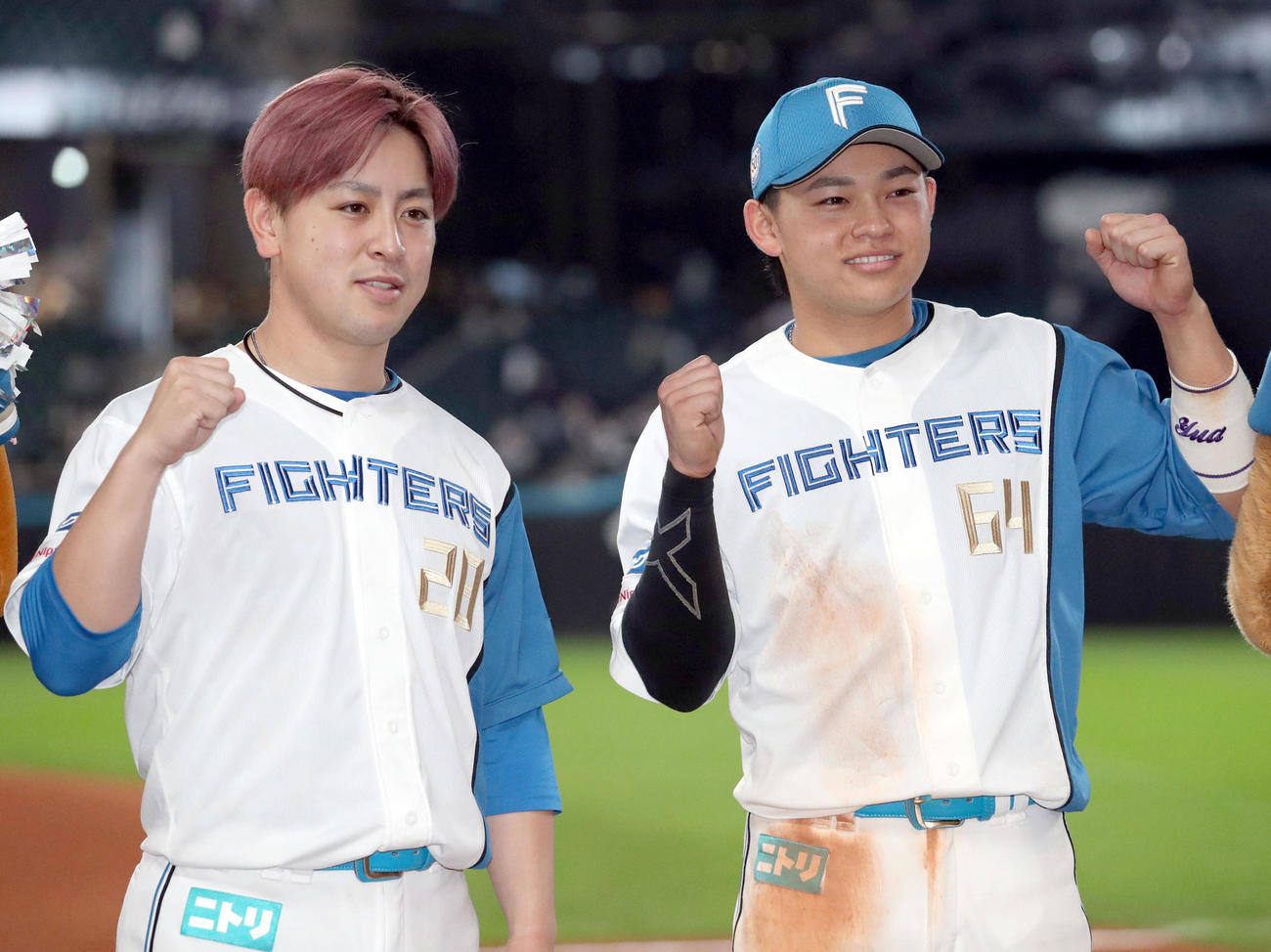 日本ハム対オリックス　インタビューを終えフォトセッションをする日本ハム河野（左）と田宮（撮影・佐藤翔太）