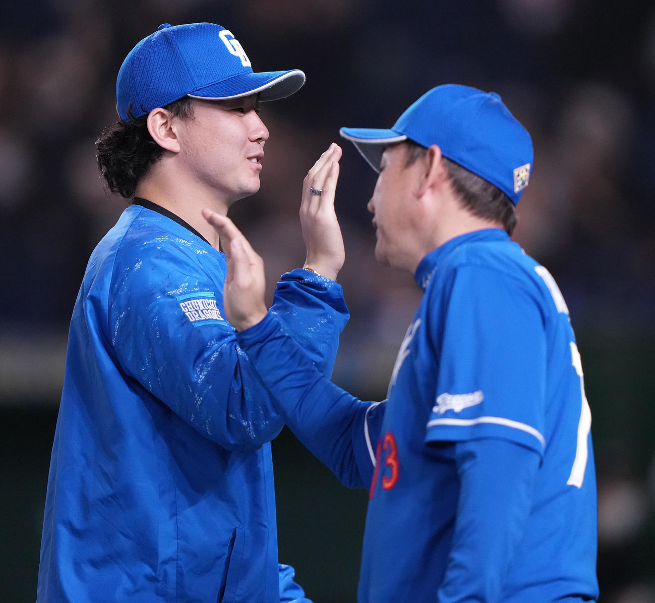 巨人対中日　勝利投手の中日小笠原（左）は立浪監督とタッチを交わす（撮影・鈴木みどり）