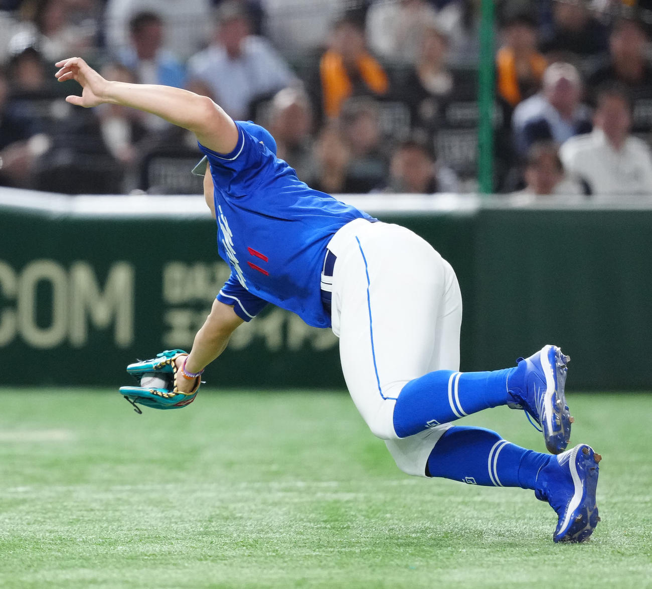 巨人対中日　5回裏巨人無死一塁、吉川の打ち上げた送りバントの打球を捕球する小笠原（撮影・江口和貴）