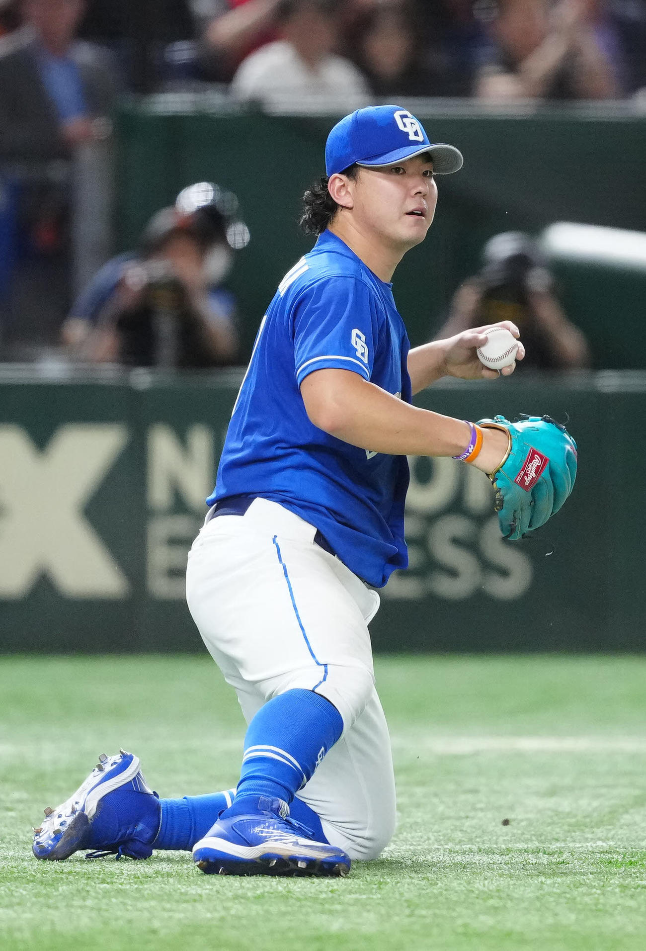 巨人対中日　5回裏巨人無死一塁、吉川の打ち上げた送りバントの打球を捕球した小笠原（撮影・江口和貴）