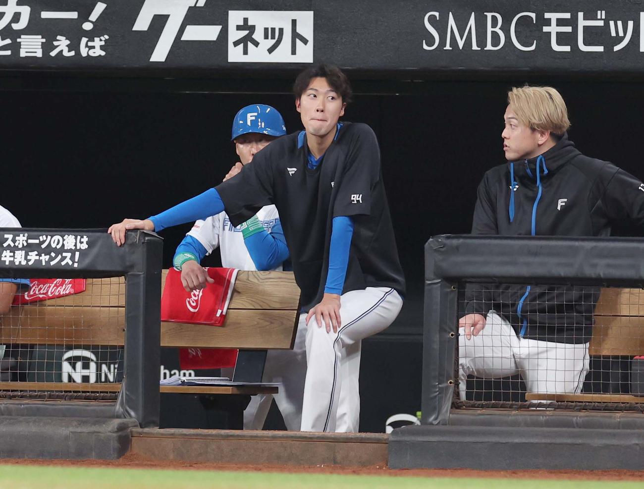日本ハム対オリックス　8回表、同点に追い付かれベンチで渋い表情の福島（撮影・黒川智章）