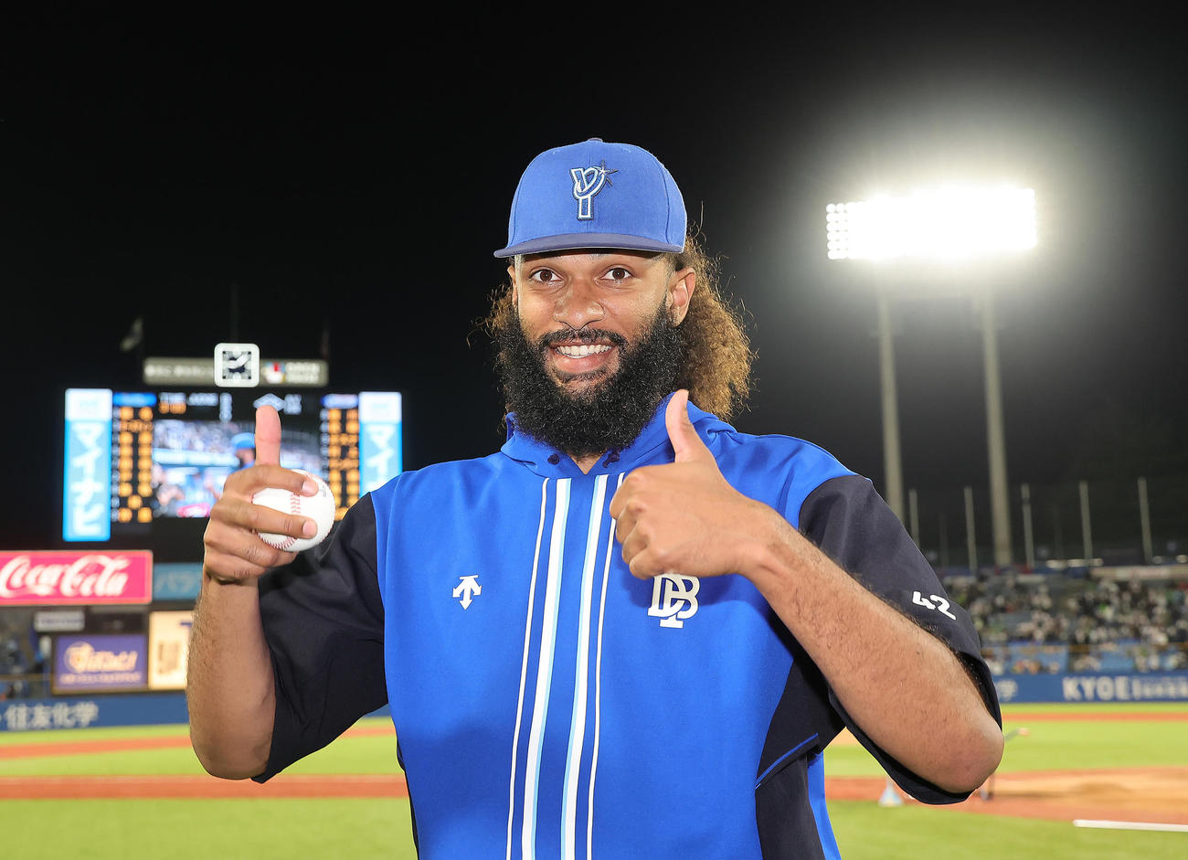 ヤクルト対DeNA 6回1失点で勝利を挙げ笑顔でポーズを決めるDeNAジャクソン（撮影・足立雅史）