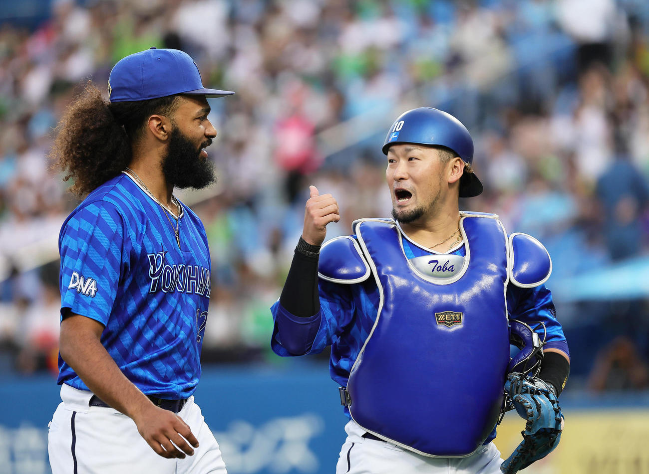 ヤクルト対DeNA 1回を3者凡退に抑え笑顔でベンチに戻るジャクソン（左）。右は戸柱（撮影・足立雅史）