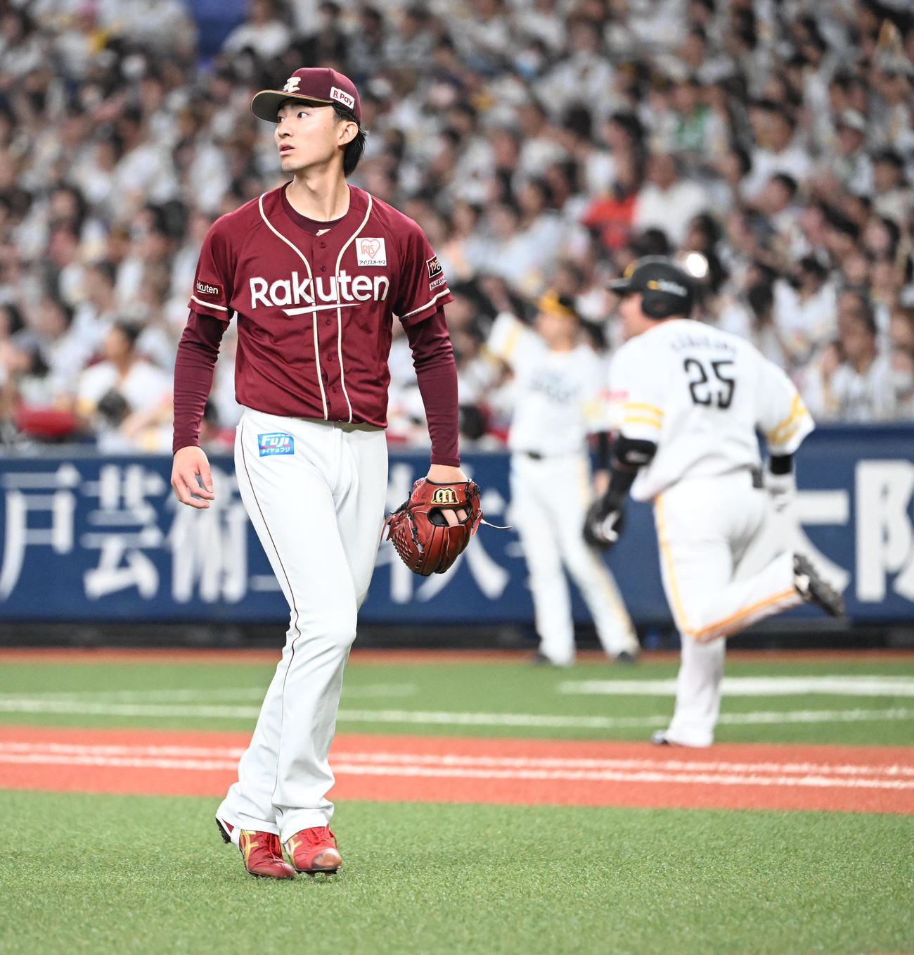 ソフトバンク対楽天　1回裏ソフトバンク1死一、三塁、山川に3点本塁打を浴びた荘司（撮影・和賀正仁）