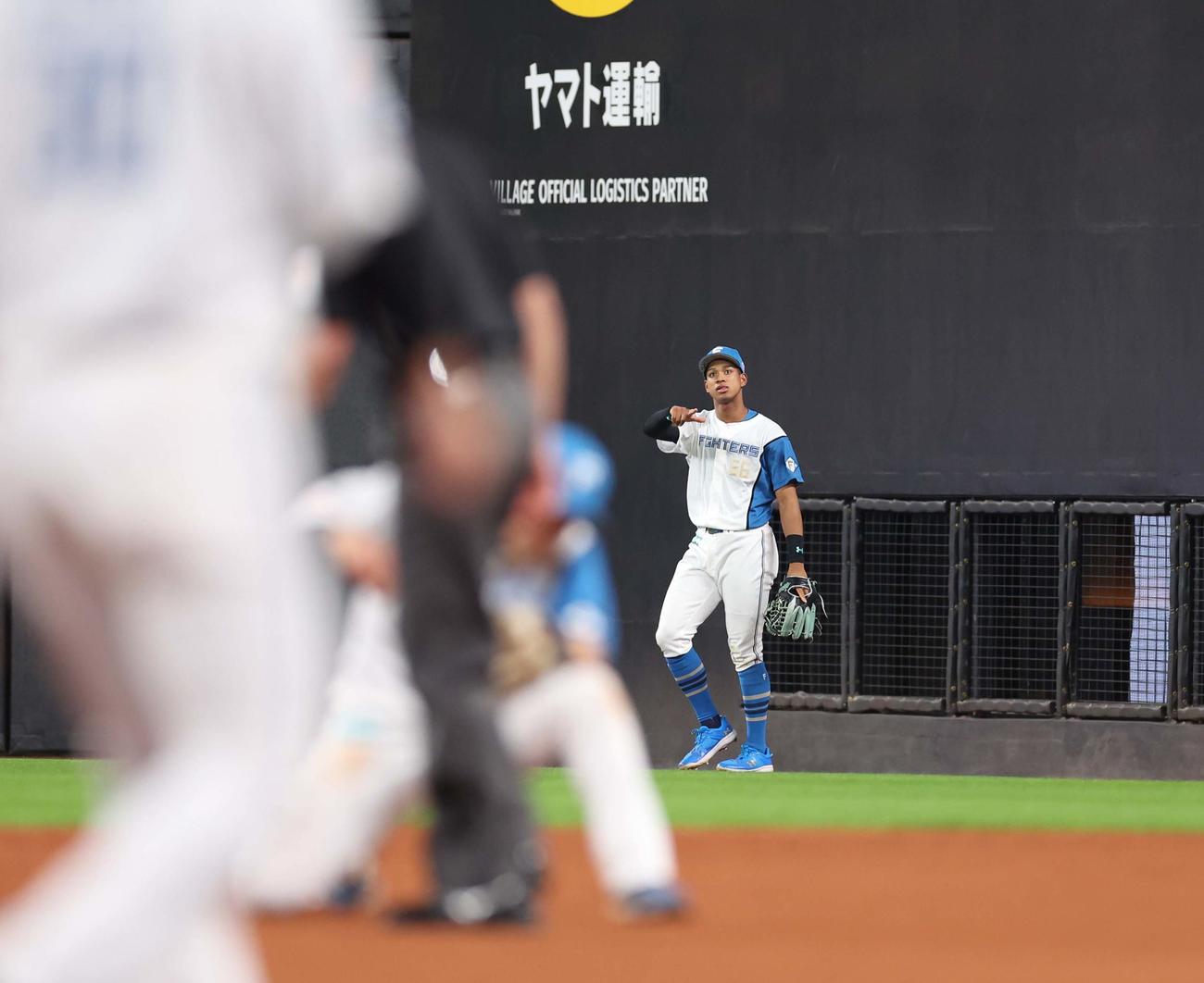 日本ハム対オリックス　10回表オリックス1死、右前打を放った山足を二塁で補殺しポーズをとる万波（撮影・黒川智章）