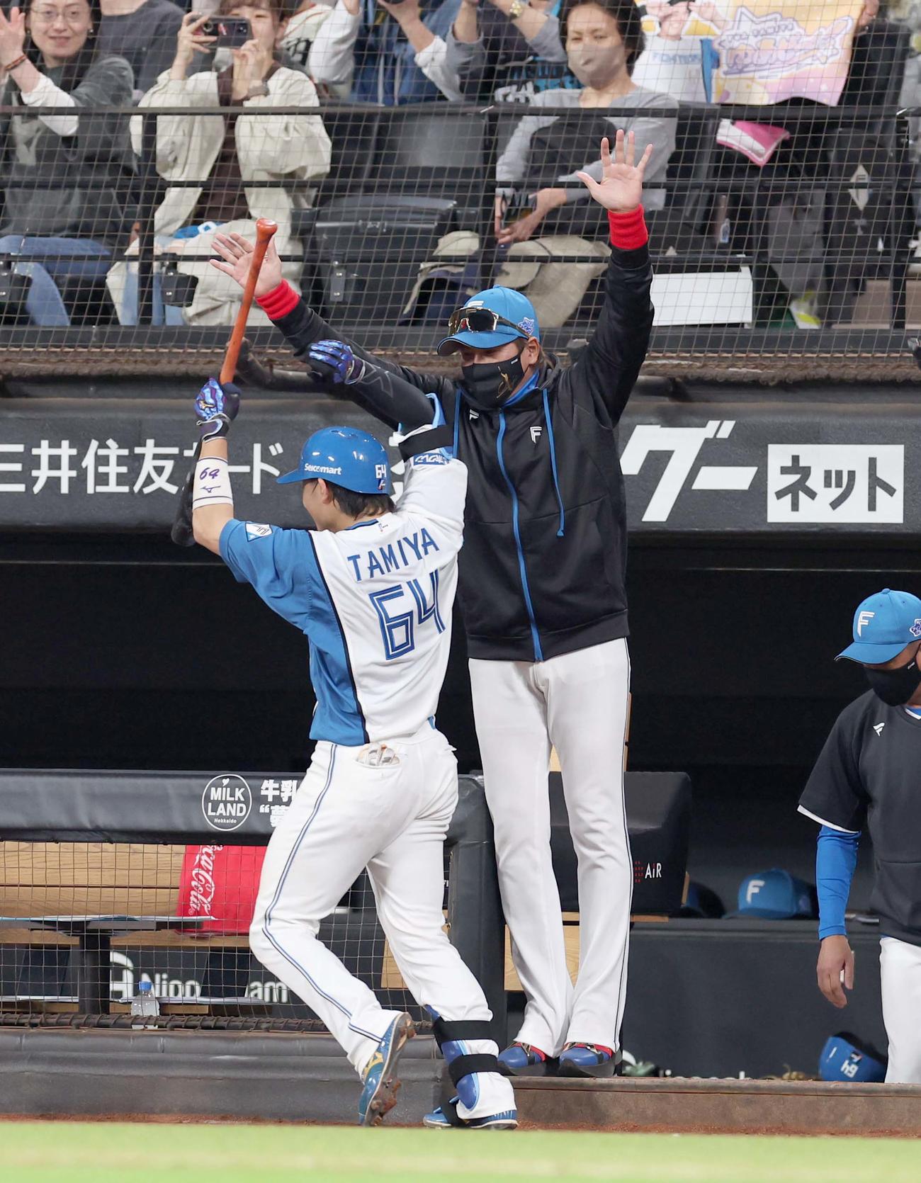 日本ハム対オリックス　4回裏日本ハム無死、右越え本塁打を放った田宮を出迎える新庄監督（撮影・黒川智章）