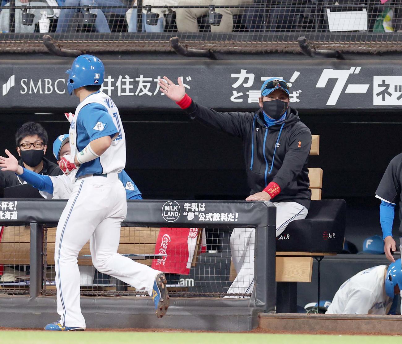 日本ハム対オリックス　3回裏、生還した郡司を出迎える新庄監督（撮影・黒川智章）