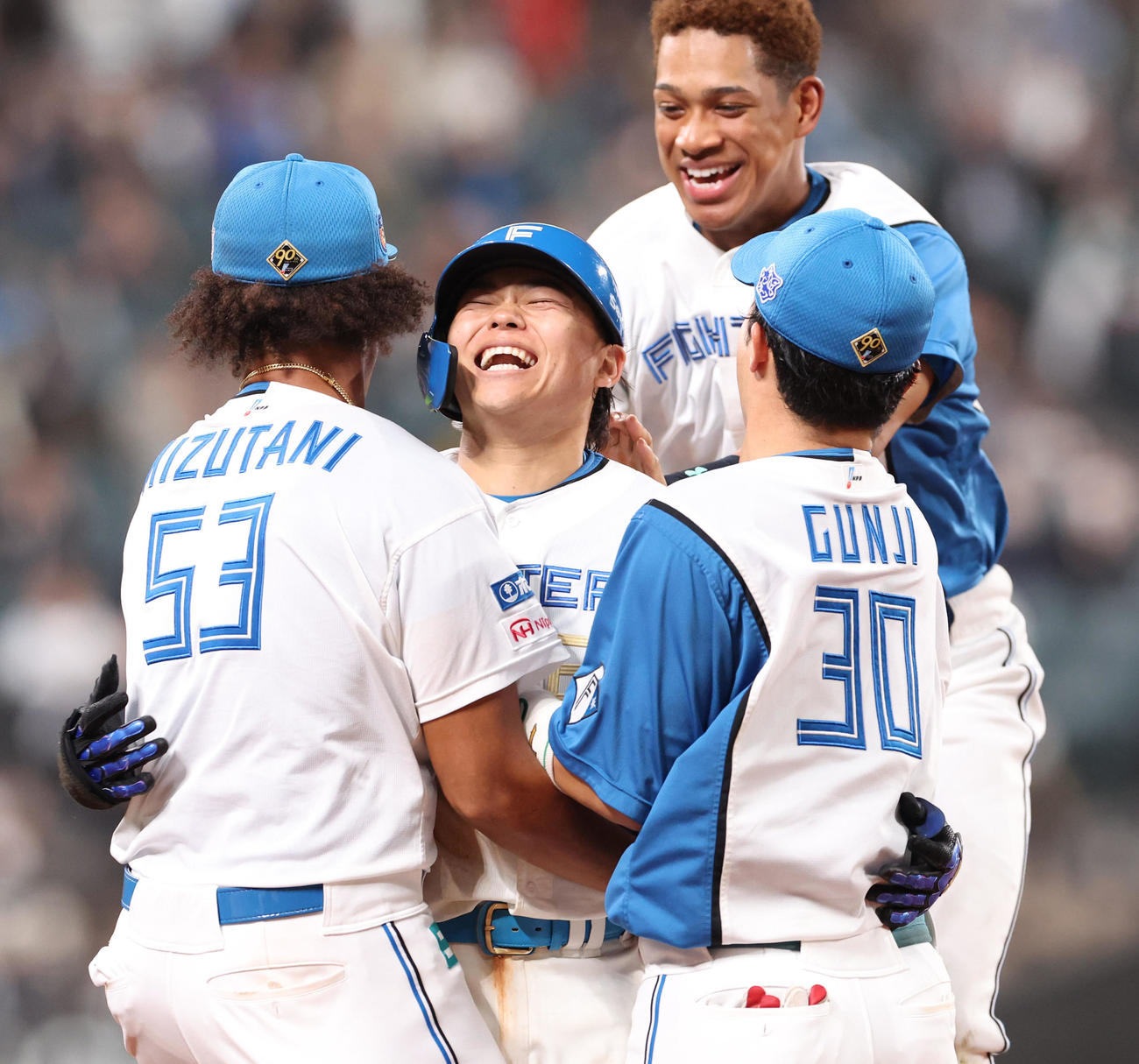 日本ハム対オリックス　10回裏日本ハム無死三塁、田宮（中央）はサヨナラ左犠飛を放ちナインに祝福される（撮影・佐藤翔太）