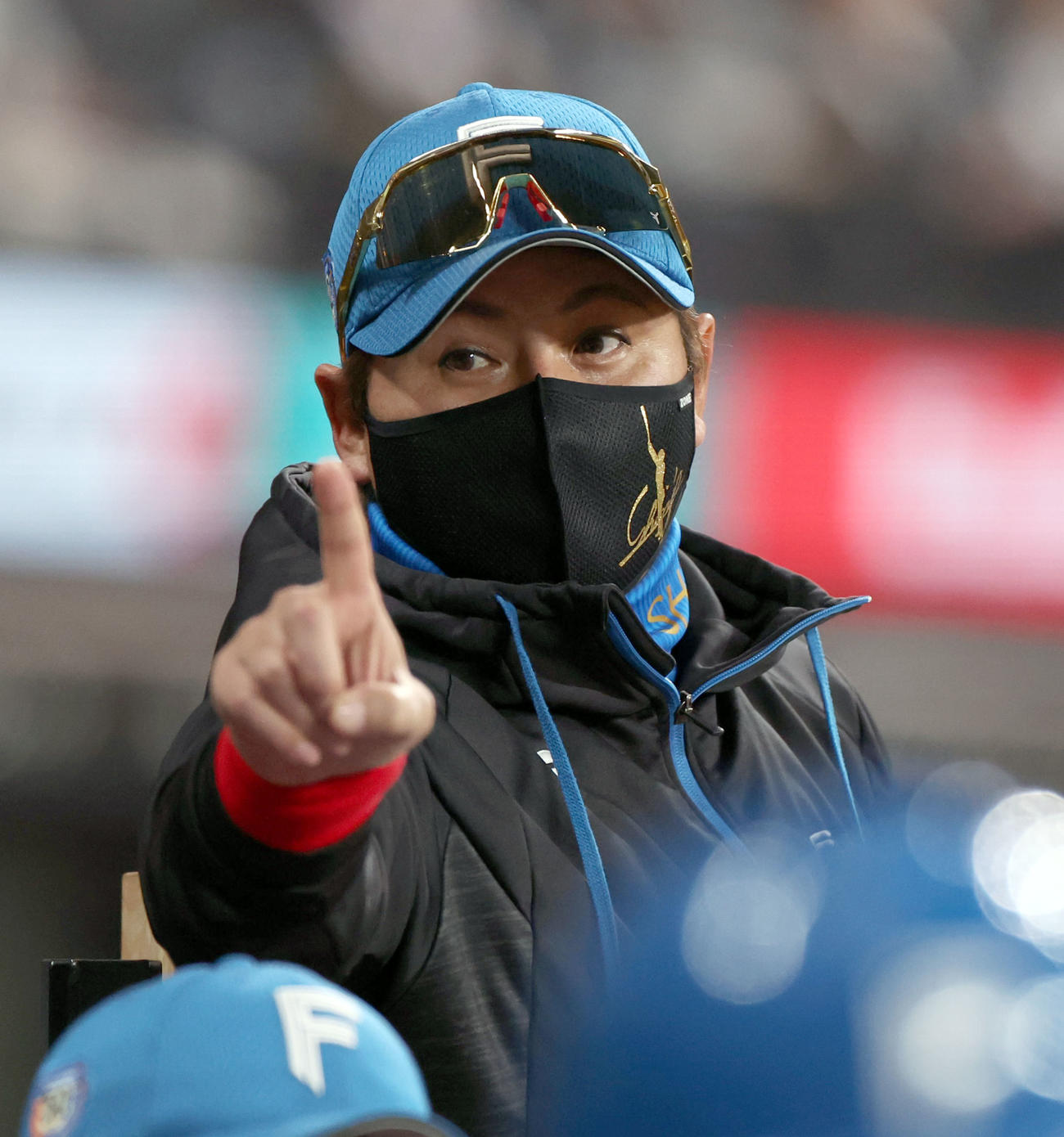 日本ハム対オリックス　5回表を無失点に抑えた福島に向かって指で「1」を伝える新庄監督（撮影・佐藤翔太）