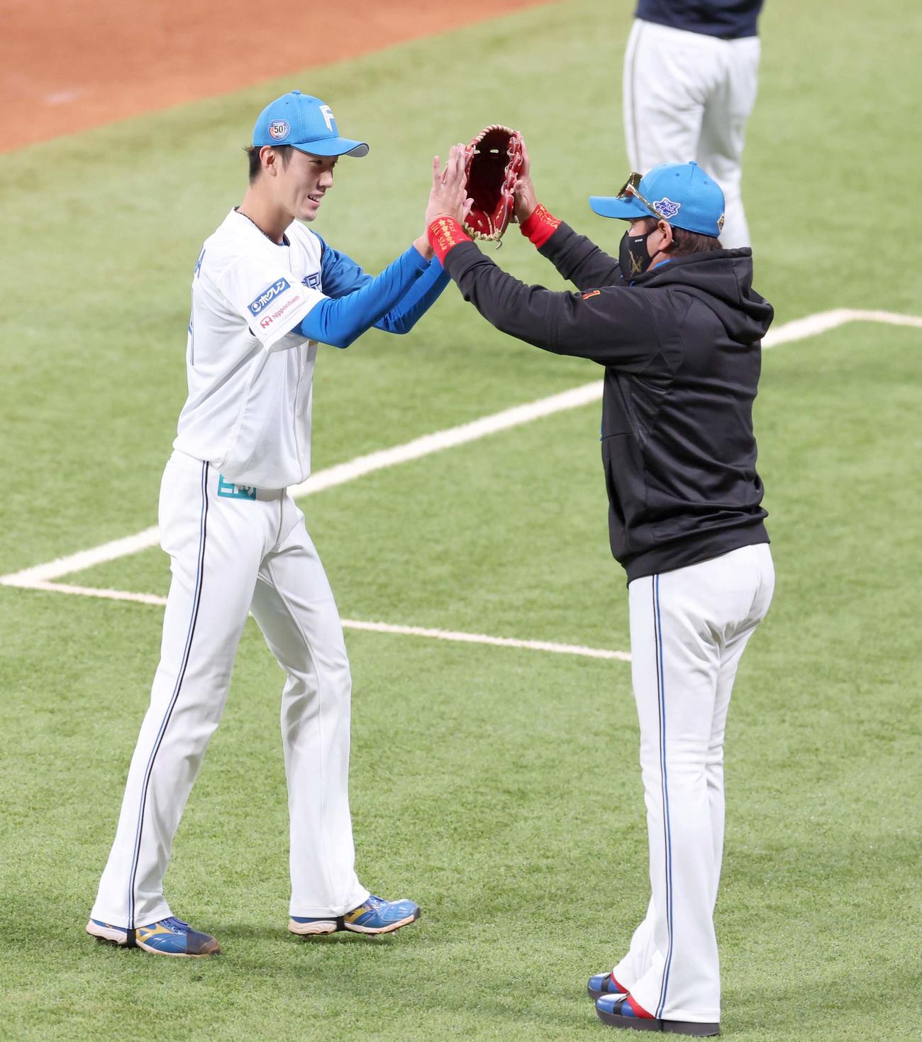 日本ハム対オリックス　6回途中まで無失点と好投した日本ハム福島をハイタッチで出迎える新庄監督（撮影・黒川智章）