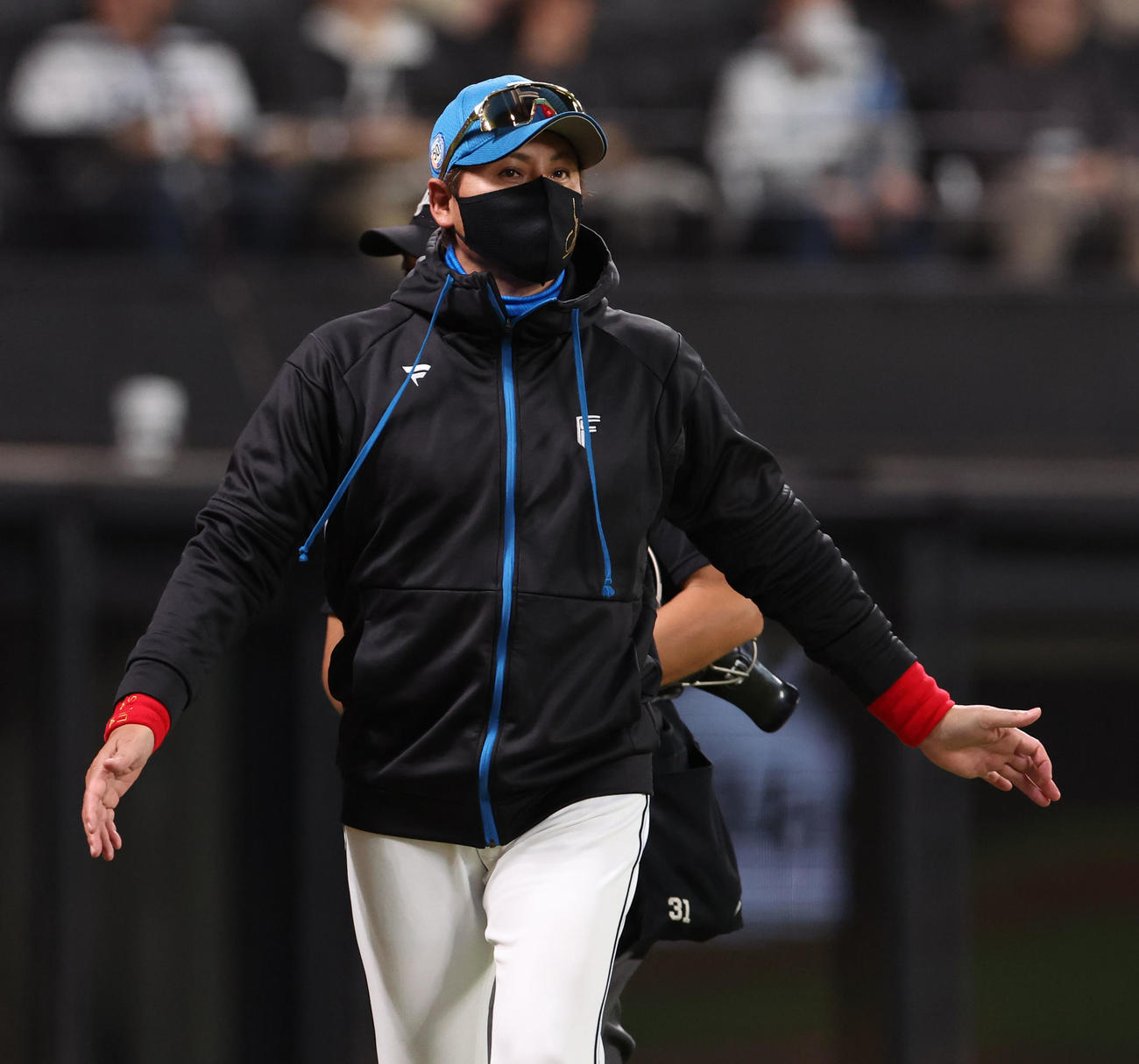 日本ハム対オリックス　選手交代を告げる日本ハム新庄監督（撮影・佐藤翔太）