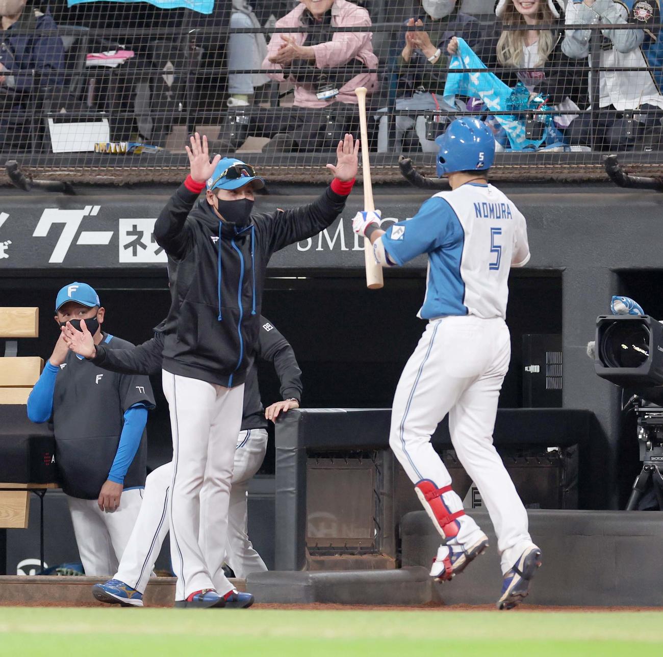 日本ハム対オリックス　10回裏、三塁打を放った野村を出迎える新庄監督（撮影・黒川智章）