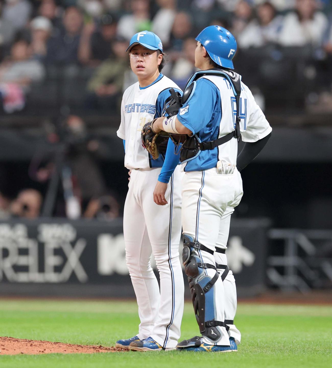 日本ハム対オリックス　8回表、4失点し渋い表情の堀（撮影・黒川智章）