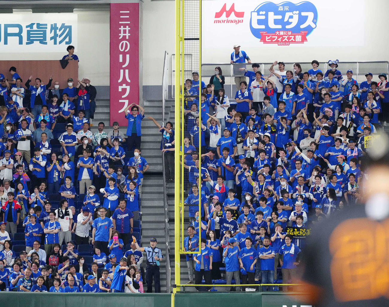 巨人対中日　1回表、福永の左翼ポール際の大飛球で中日立浪監督がリクエストするもファウルボールを伝えるファン（撮影・江口和貴）