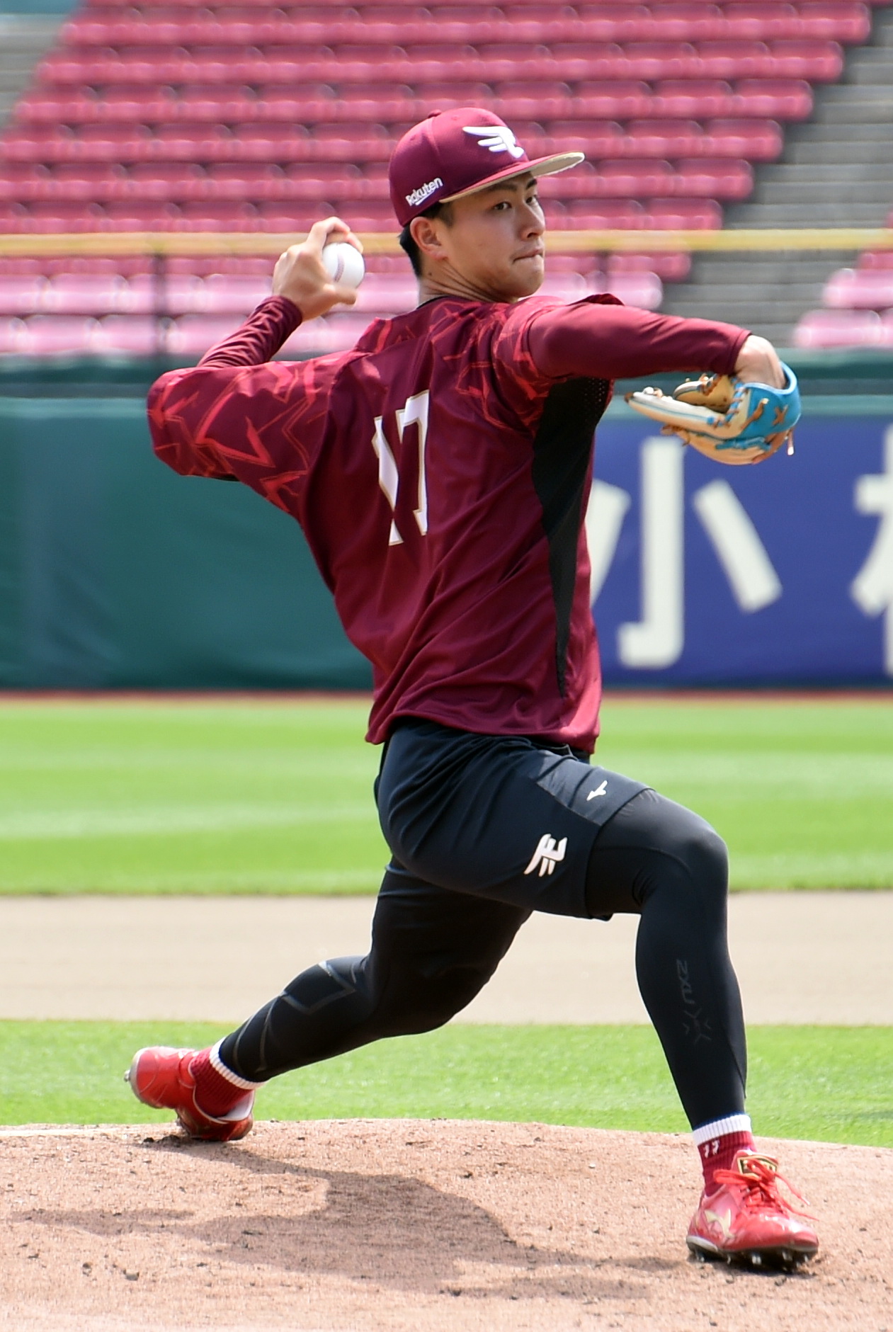 投球練習する楽天古謝（撮影・山田愛斗）