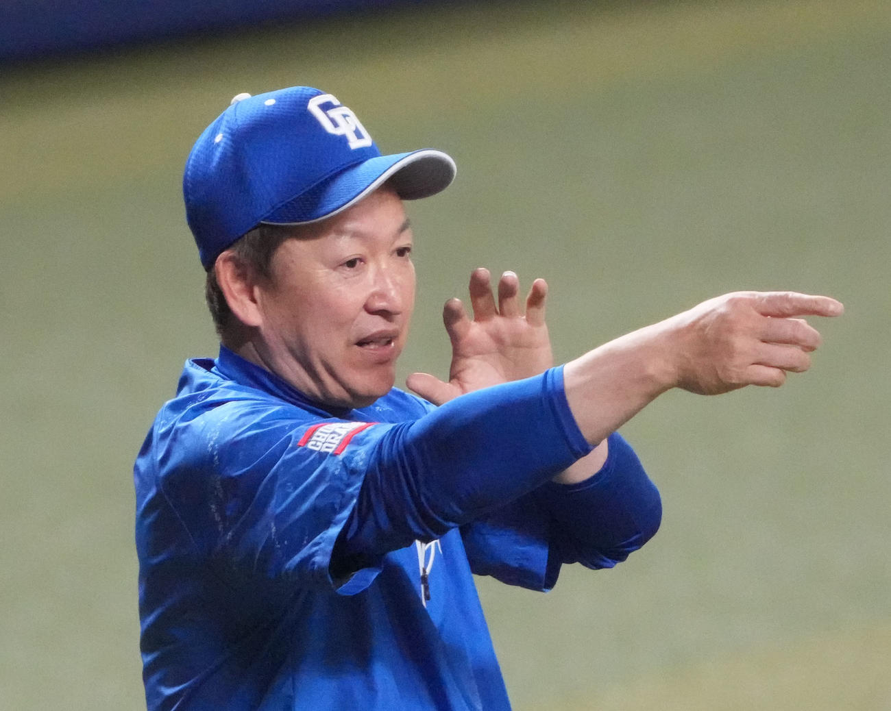選手にアドバイスをする立浪監督（撮影・森本幸一）