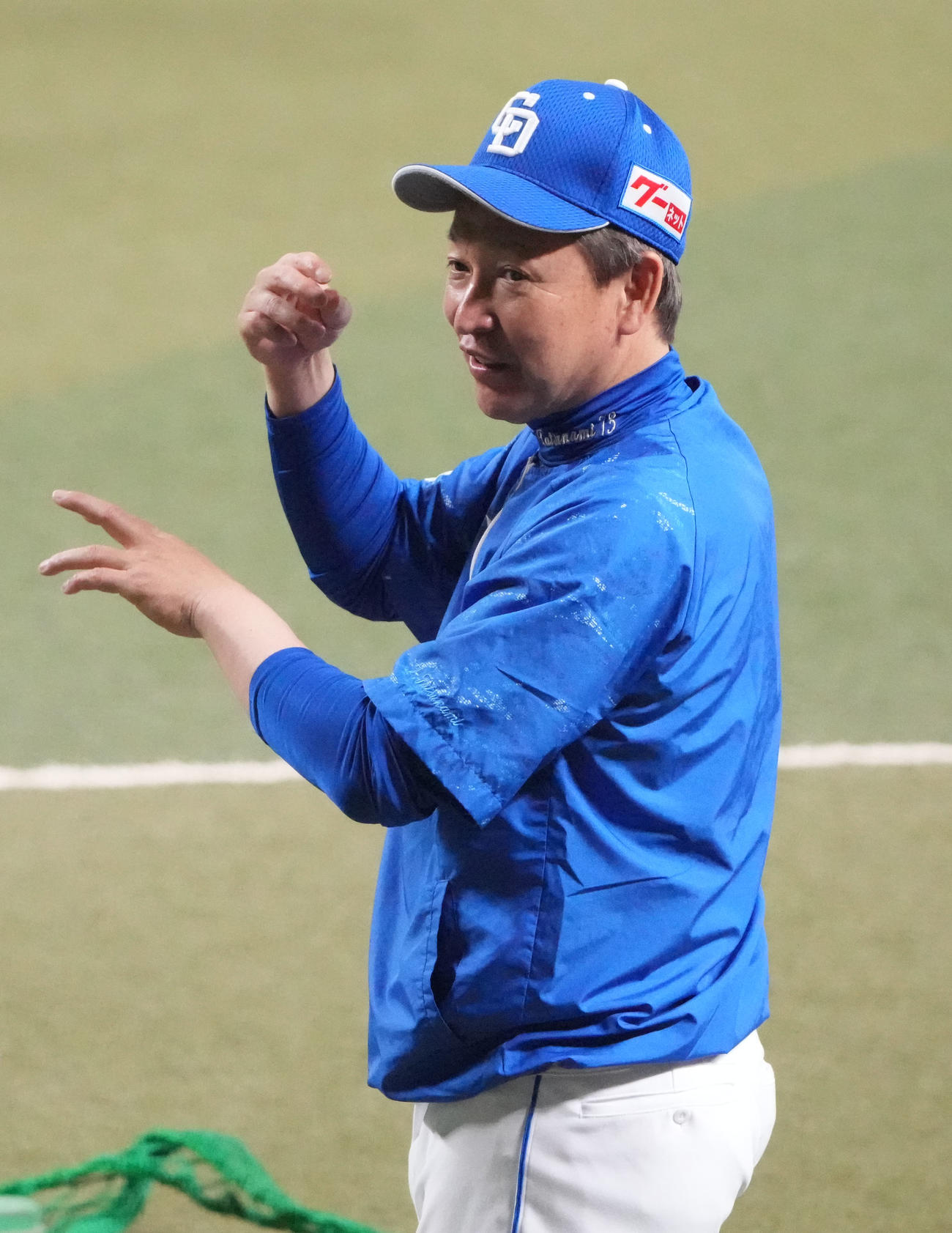 身振りを交えスタッフと話をする立浪監督（撮影・森本幸一）