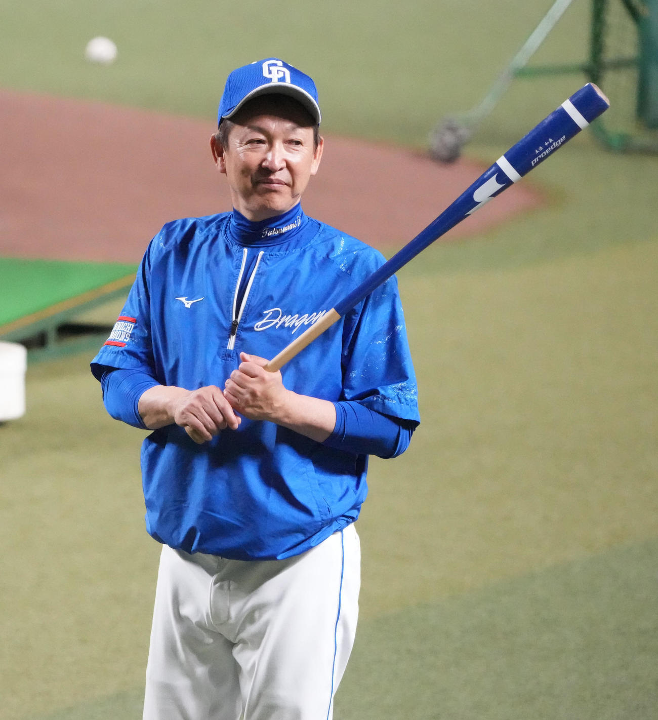 練習を見つめる立浪監督（撮影・森本幸一）
