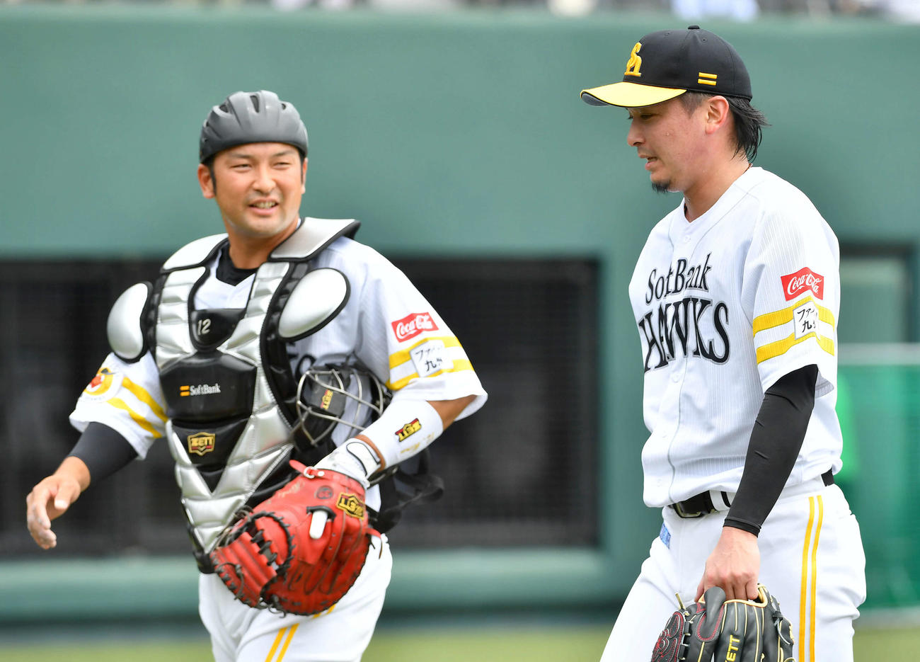 ウエスタン・リーグ　ソフトバンク対中日　1回表を抑え、嶺井（左）と話しながらベンチへ戻る東浜（撮影・岩下翔太）