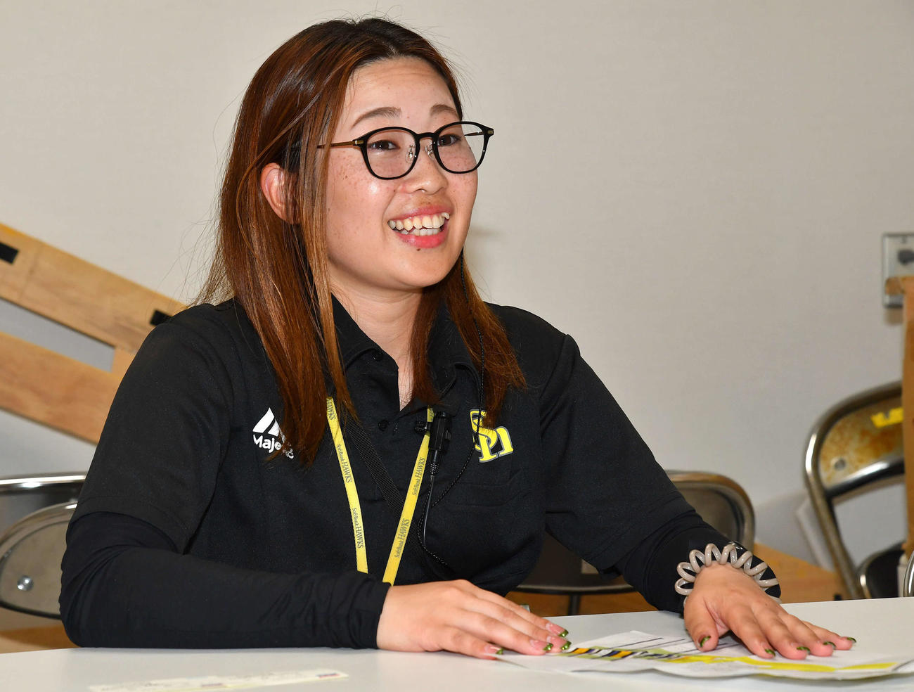 インタビューを受ける球団職員の山坂紗さん（撮影・岩下翔太）