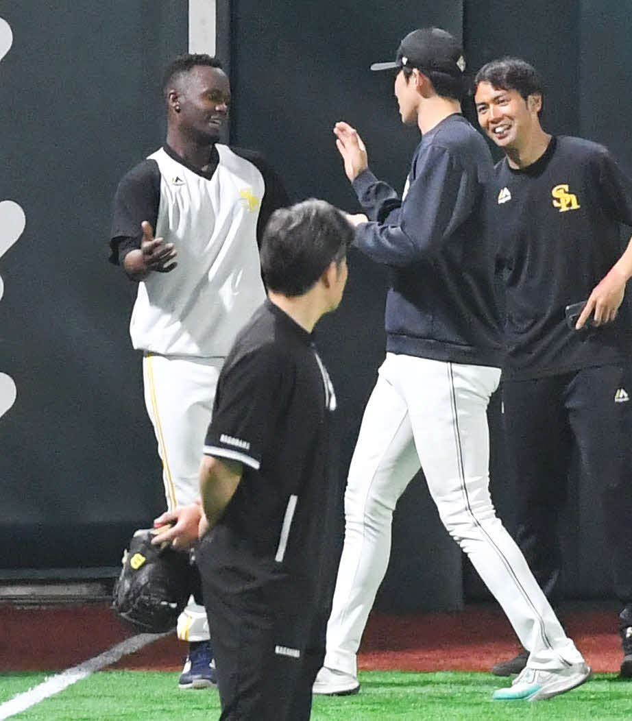 4月3日、ロッテ佐々木とタッチを交わすソフトバンクのモイネロ