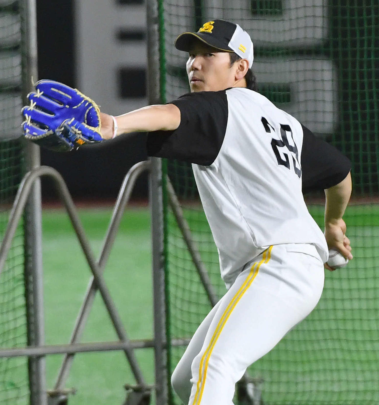 キャッチボールを行うソフトバンク石川（2024年5月16日撮影）