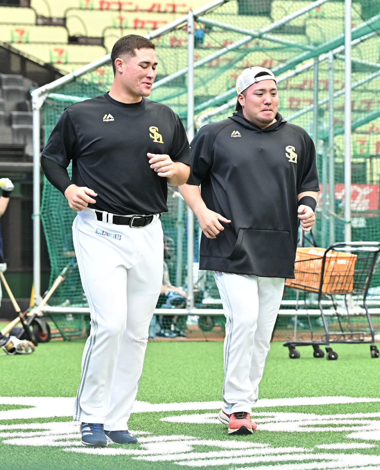 試合前練習で並んで走るソフトバンク・リチャード（左）と山川（2024年5月4日撮影）