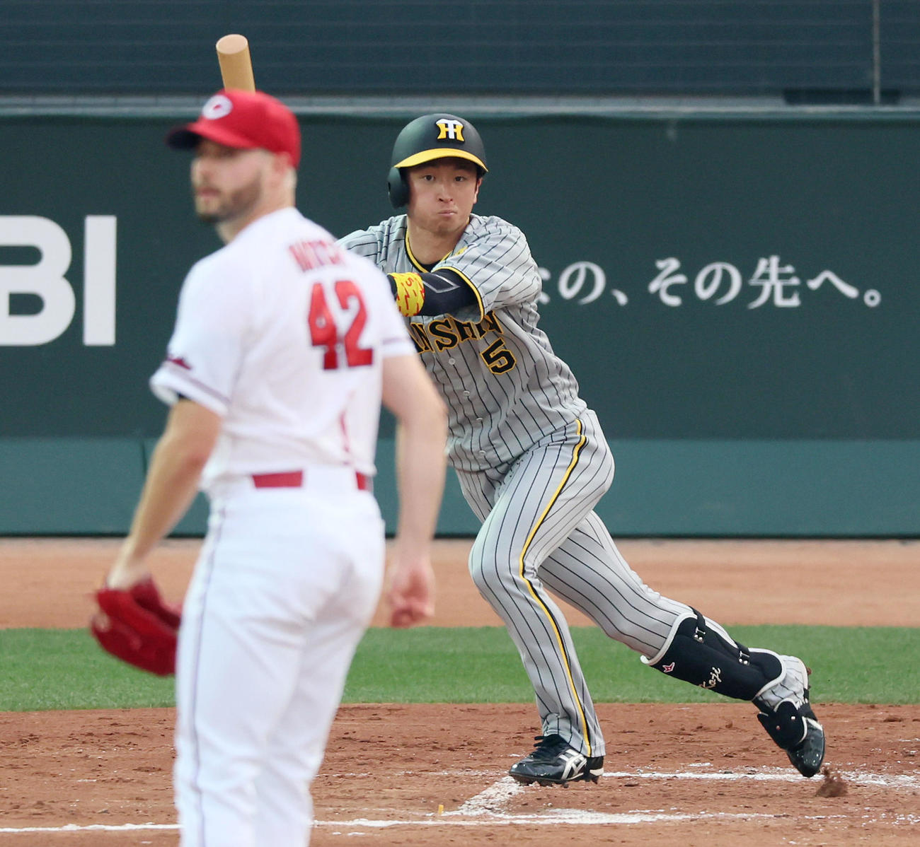 広島対阪神　3回表阪神無死、近本は中二塁打を放つ。投手はハッチ（撮影・加藤哉）