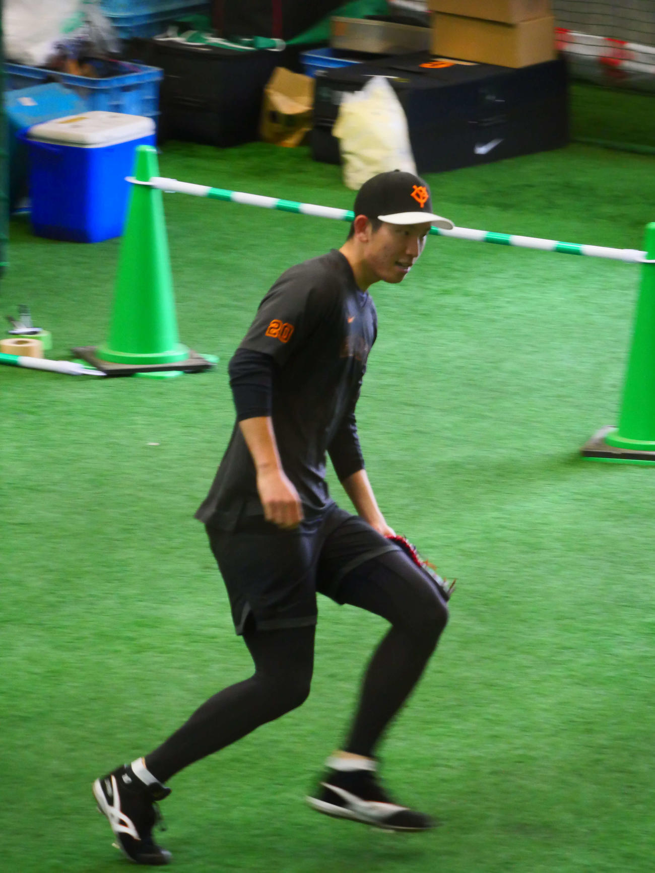 守備練習をする巨人戸郷（撮影・上田悠太）